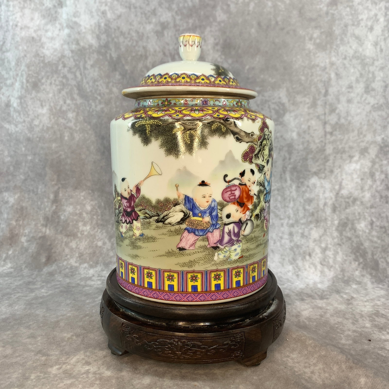 A FINE "CHILDREN AT PLAY" COVERED PORCELAIN GINGER JAR