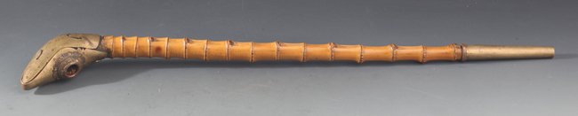A BAMBOO SMOKING PIPE WITH METAL FIXTURE: Qing Dynasty, L: 22.0 in