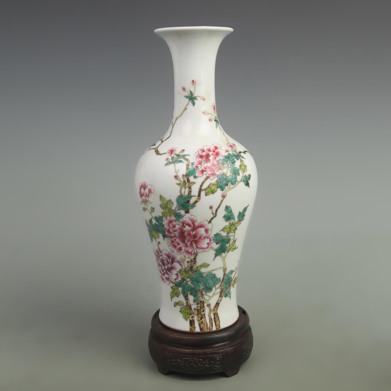 FAMILLE ROSE PEONY FLOWER PATTERN PORCELAIN VASE: Qing Dynasty Kang Xi Period; High: 12.6 inch; Width: 6 inch; . Wooden base for display only