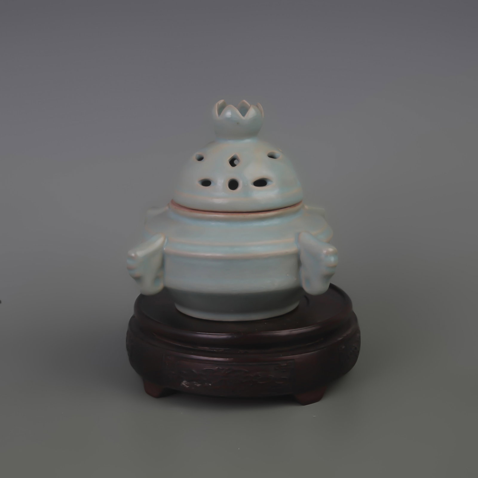 A FINE LONG QUAN KILN PORCELAIN INCENSE BURNER: Qing Dynasty; Diameter: 5.9 inch High: 4.7 inch . Wooden base for display only