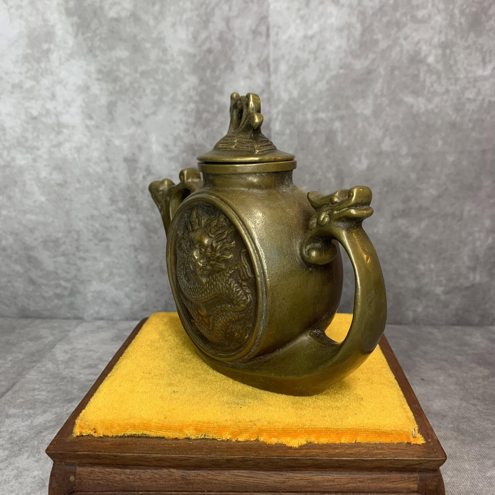 A FINE BRONZE WATER EWER WITH DRAGON PATTERN - 2