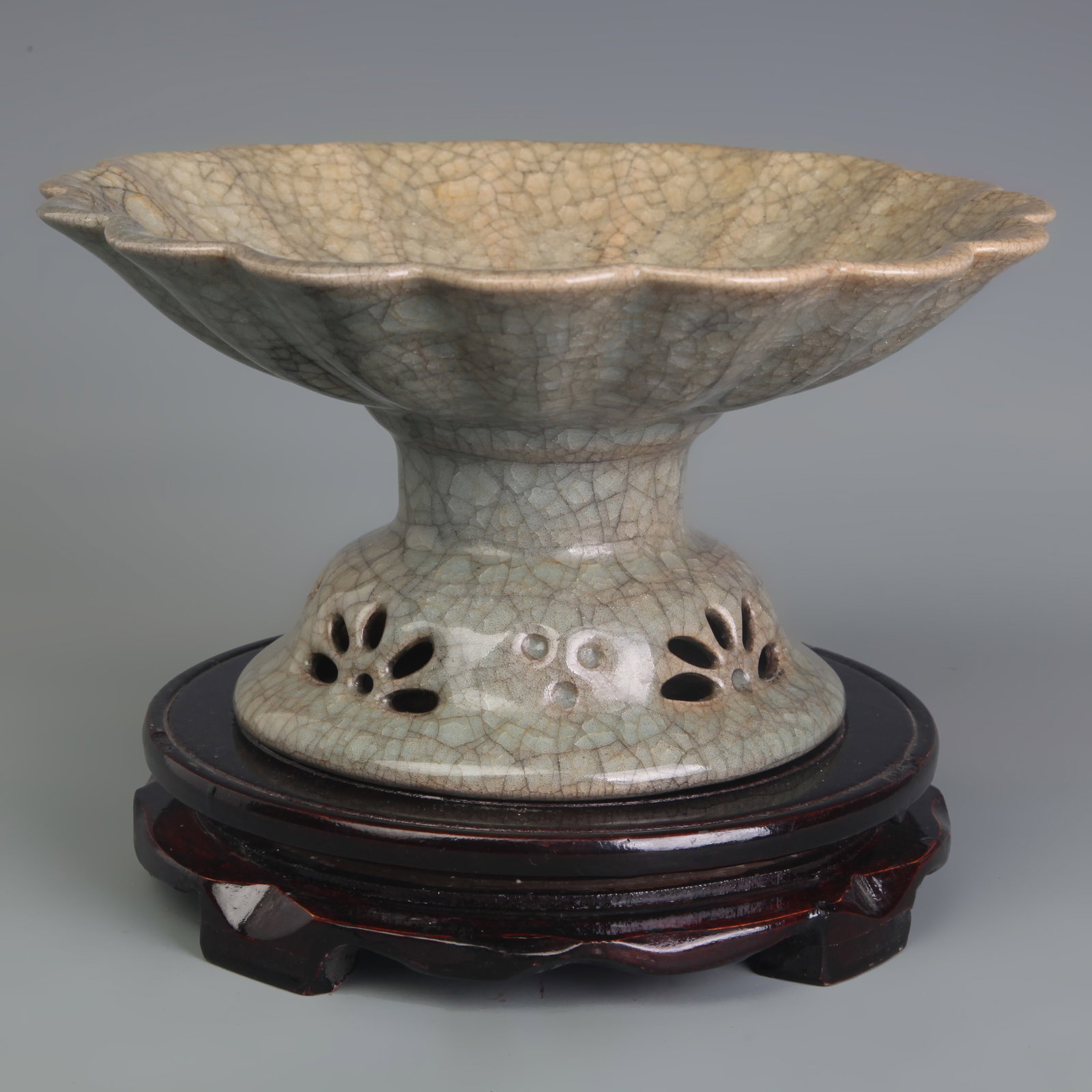 OFFICIAL KILN SUNFLOWER-SHAPED FOOTED FRUIT BOWL: Yuan Dynasty Style; Diameter: 8.4 inch; High: 4.5 inch. Wooden base for display only