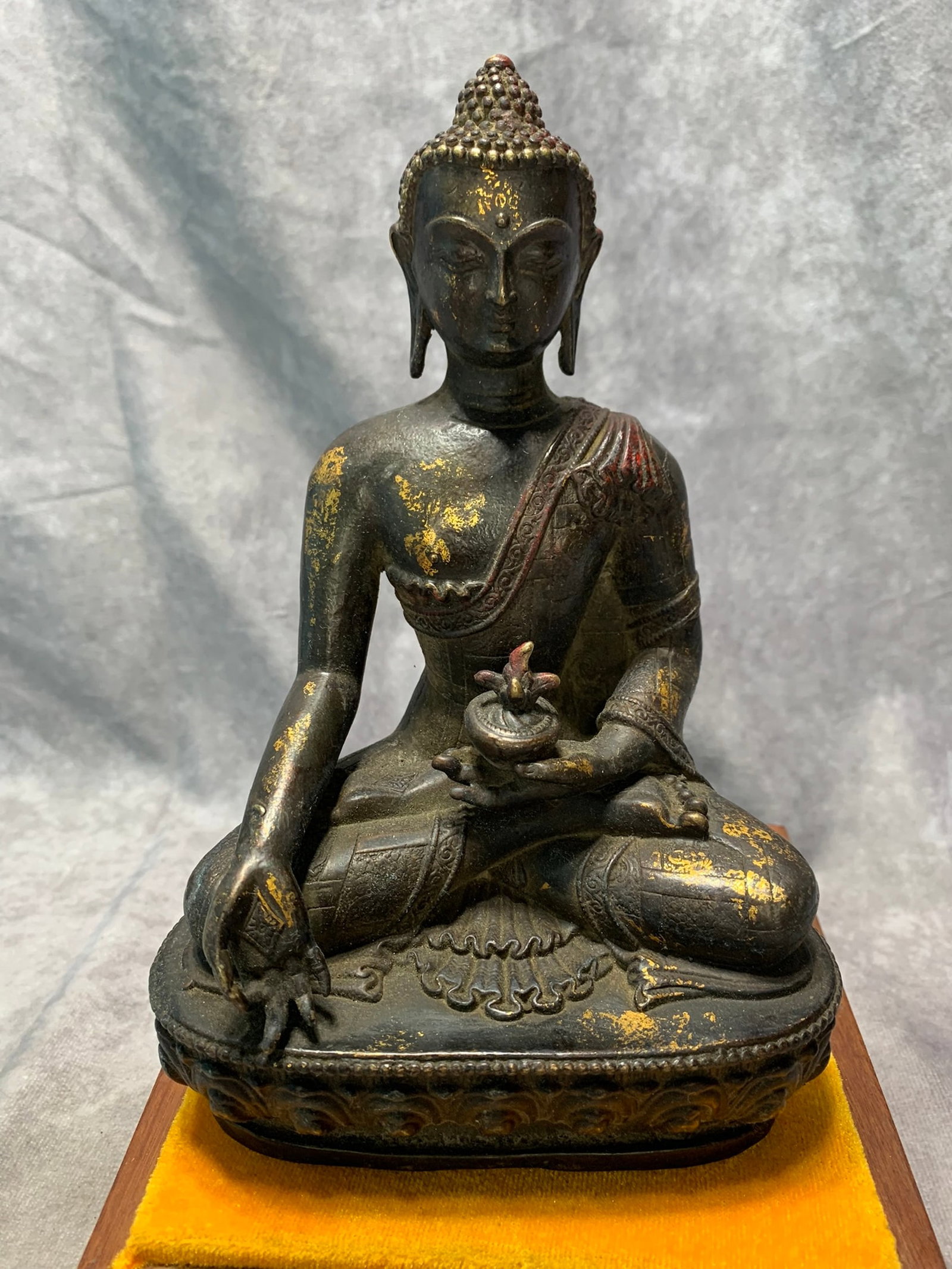 A FINE GILT BRONZE BUDDHISM GREEN TARA STATUE: 19th Century; High: 8.50 inch; Width: 4.50 inch; Long: 6.80 inch; . Wooden base for display only