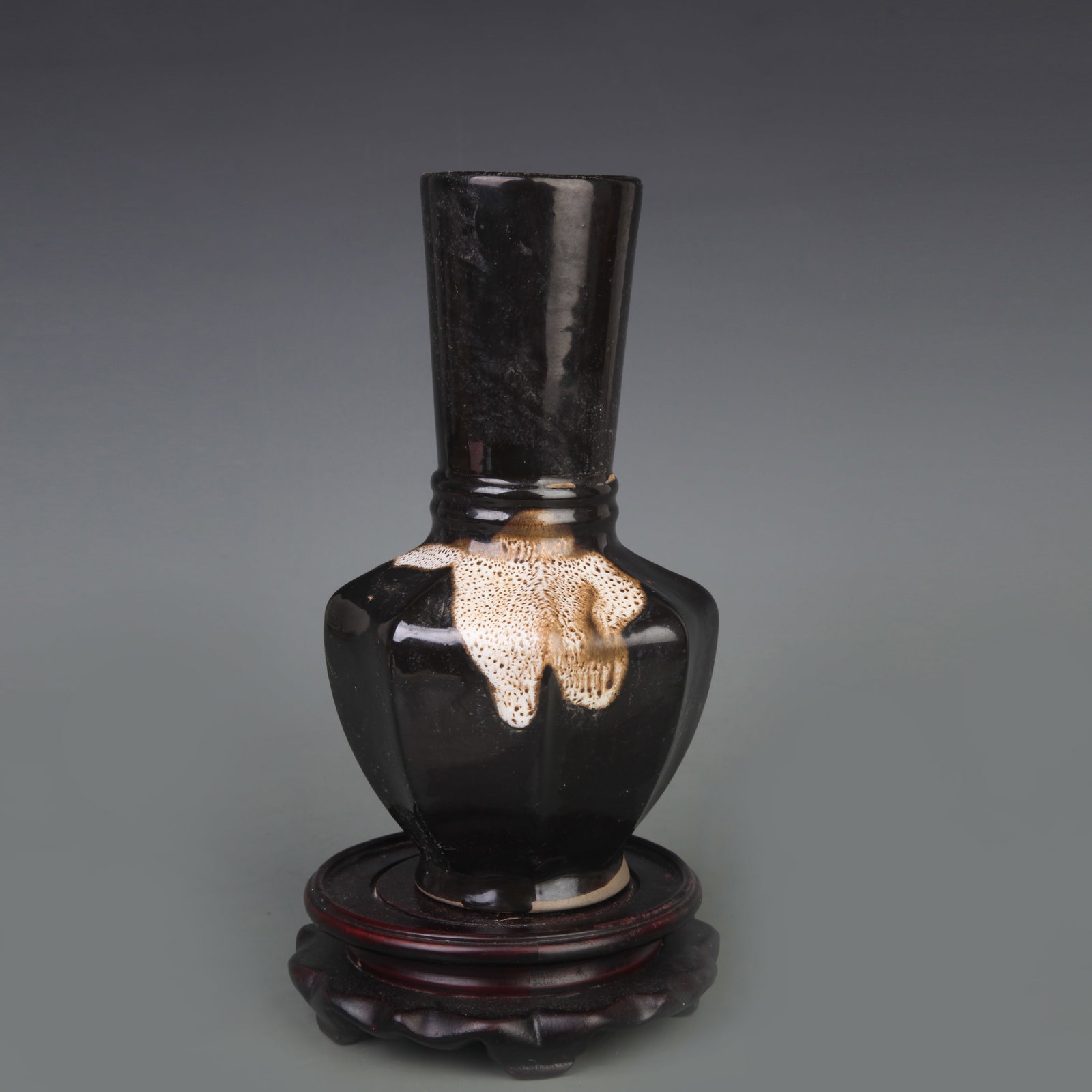 JIZHOU KILN STRAIGHT-NECK PORCELAIN VASE: Song Dynasty Style; High: 8.6 inch; Diameter: 2.5 inch. Wooden base for display only