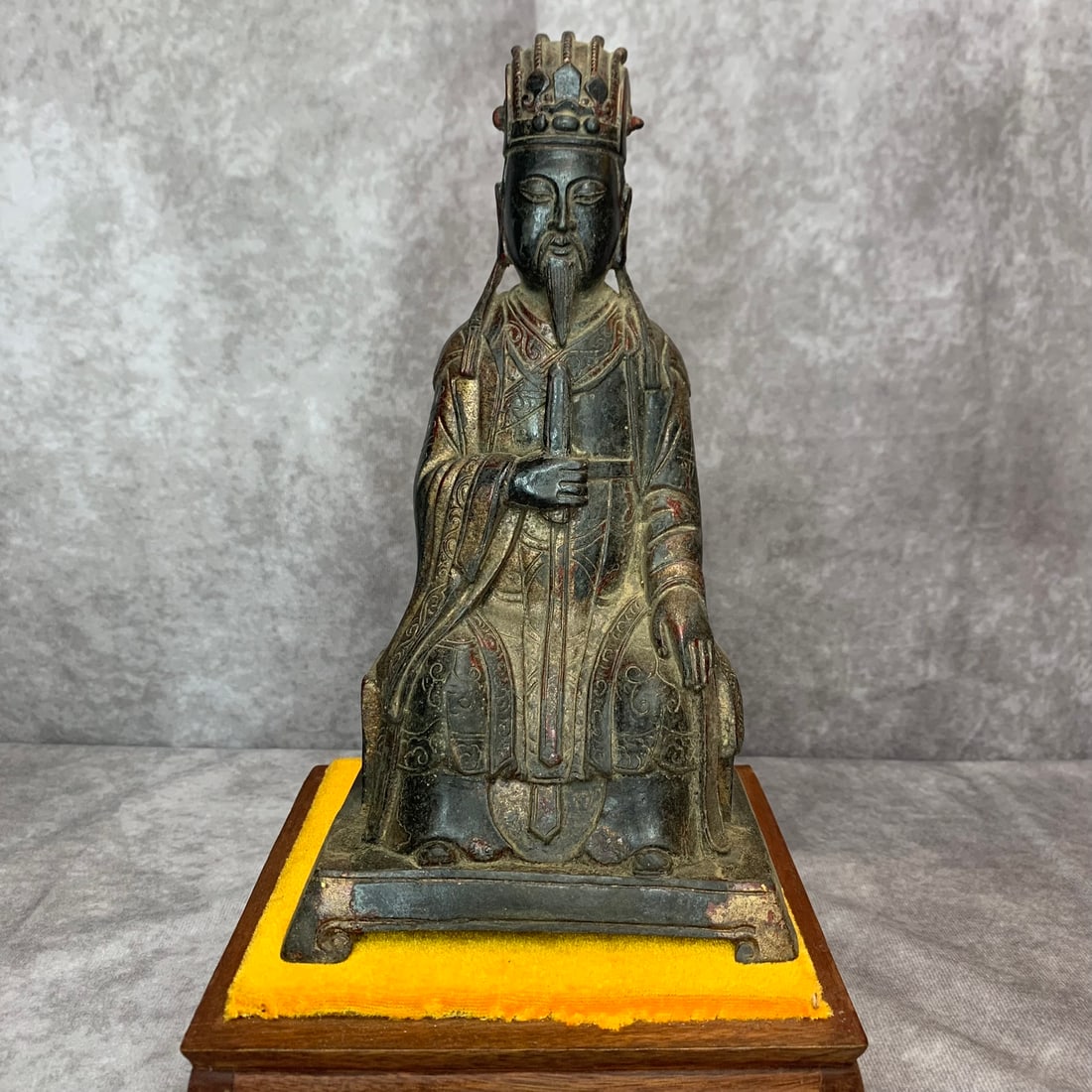 A FINE BRONZE CIVIL OFFICIAL BRONZE STATUE: Qing Dynasty; High: 9.1 inch; Width: 5.2 inch; Long: 3.5 inch;. Wooden base for display only