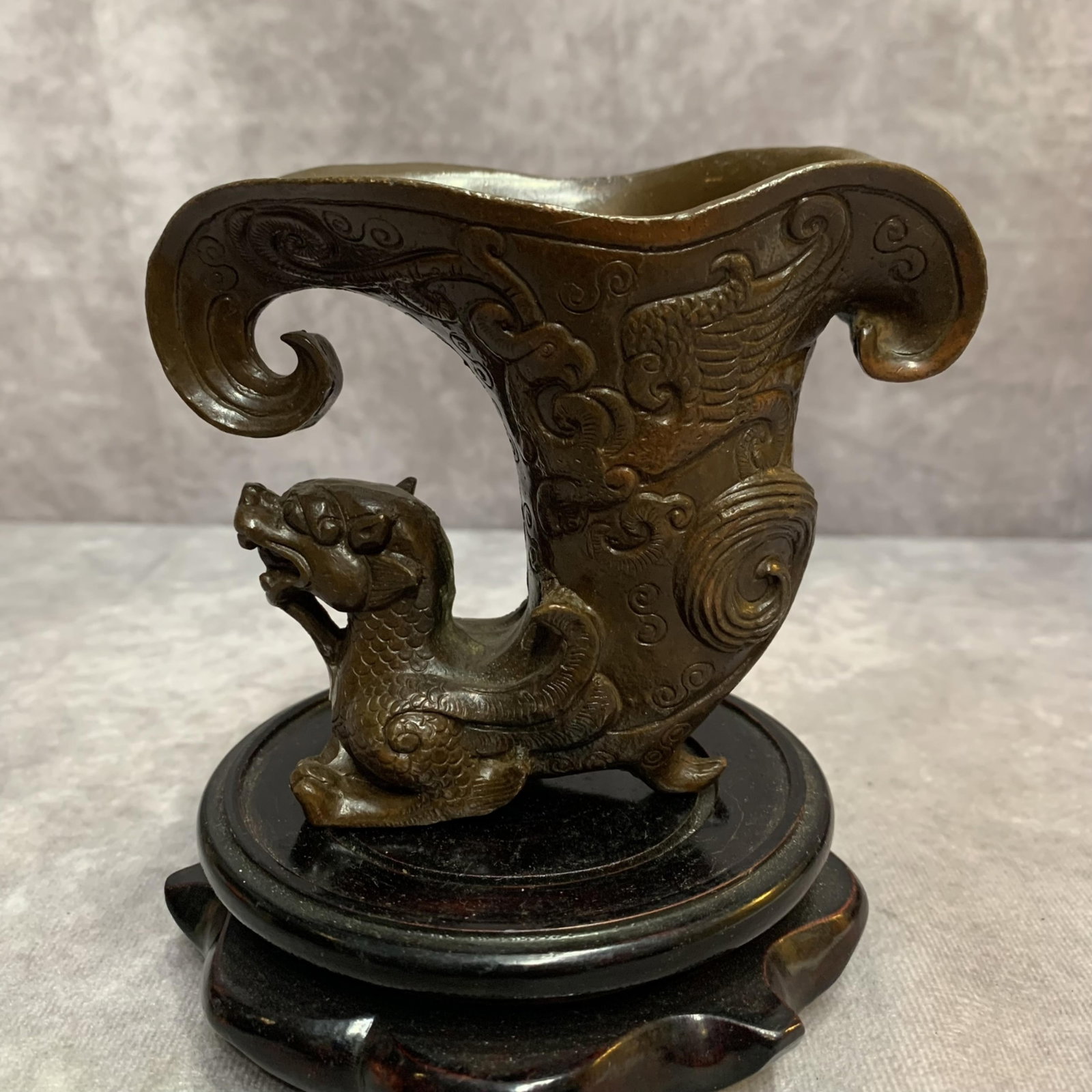A FINE BRONZE WINE CUP IN DRAGON PATTERN: Modern; High: 3.9 inch; Width: 1.9 inch; Long: 4.5 inch; . Wooden base for display only