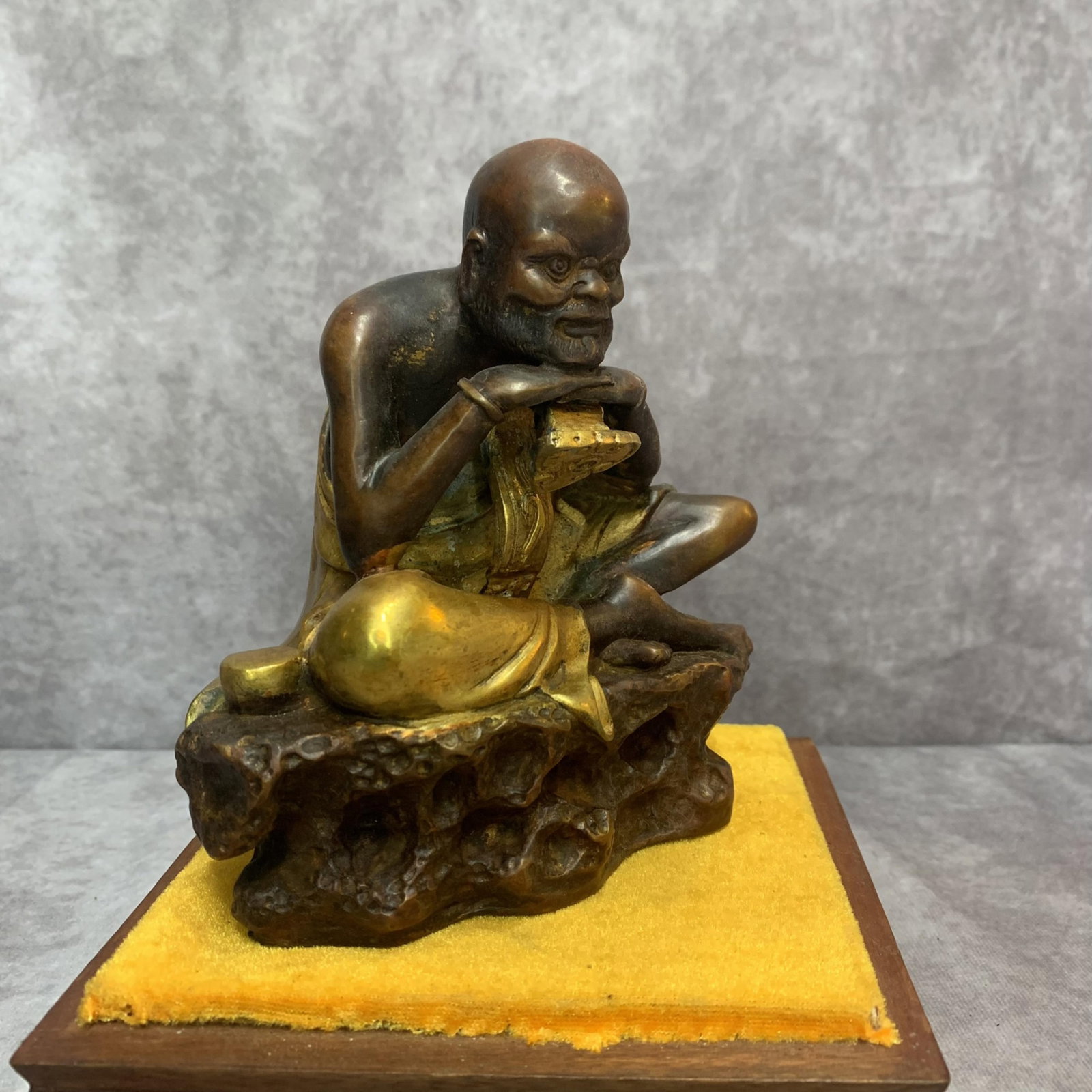 A FINE BRONZE LU HAN STATUE - 5