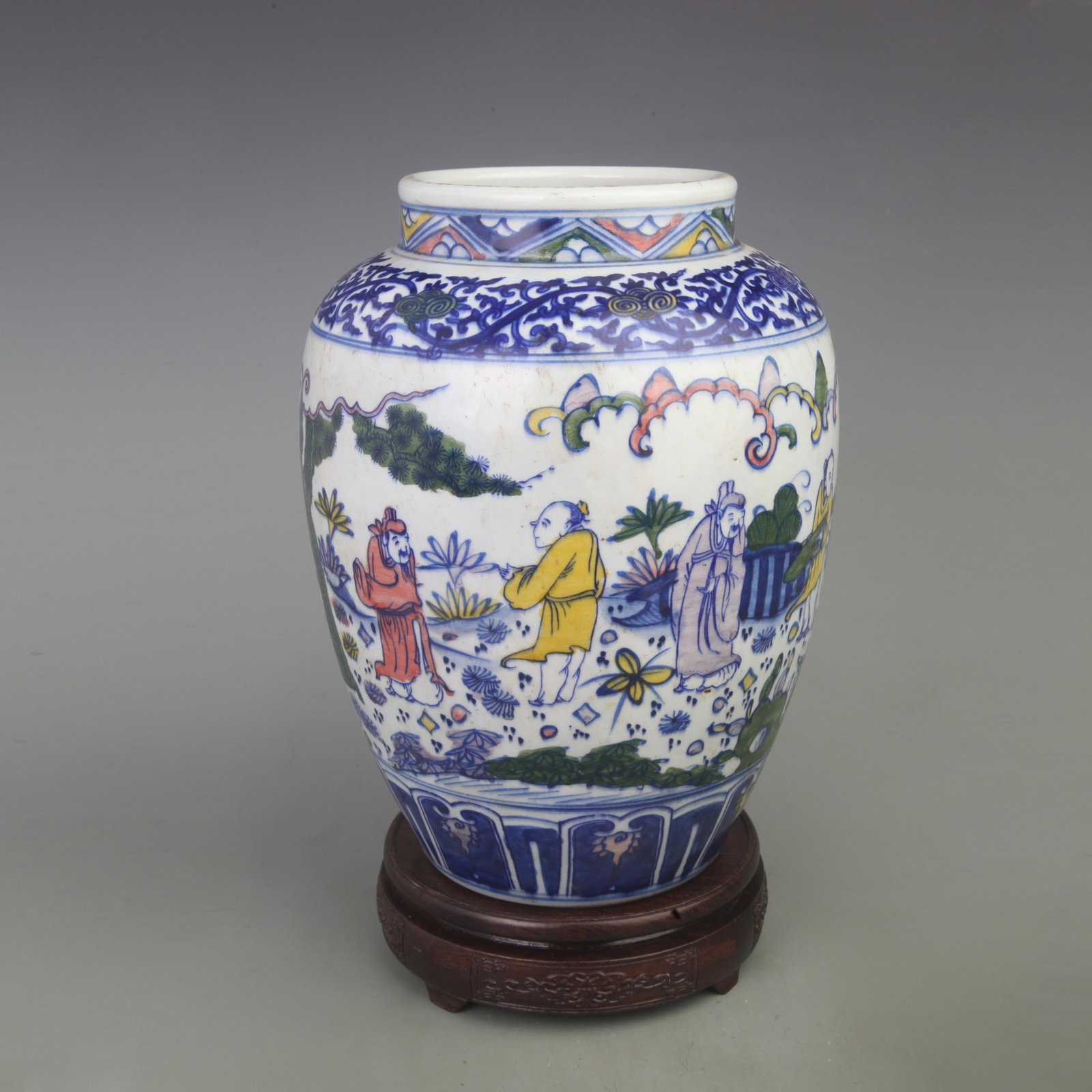 FAMILLE VERTE COLOR CHARACTER PATTERN PORCELAIN JAR: Ming Dynasty Xuan De Period; Diameter: 8.3 inch; High: 11.2 inch; . Wooden base for display only