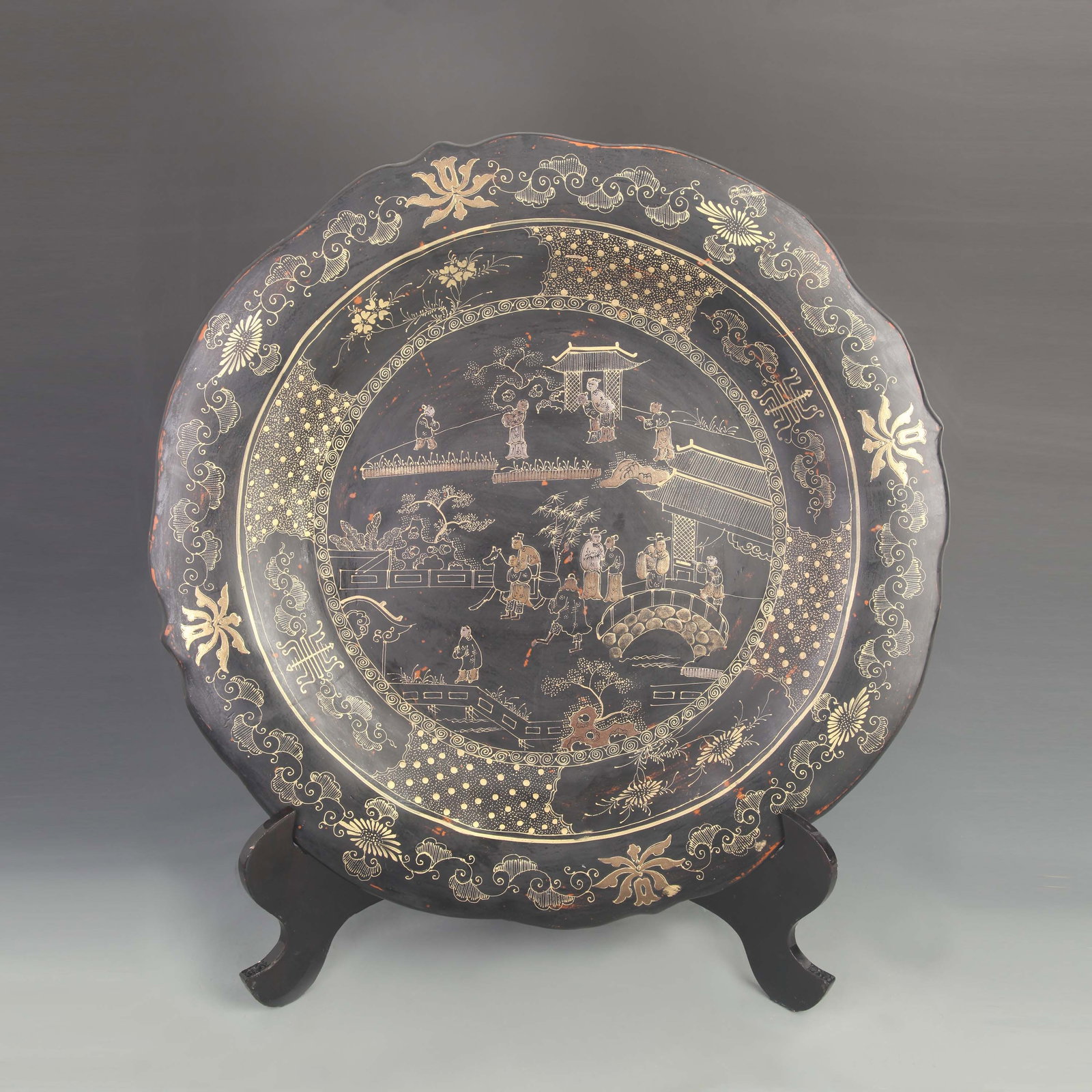 LARGE LACQUERWARE GOLD-PAINTED FIGURE STORY PATTERN WOODEN PLATE: Qing Dynasty; High: 1.50 inch; Diameter: 20.25 inch; . Wooden base for display only