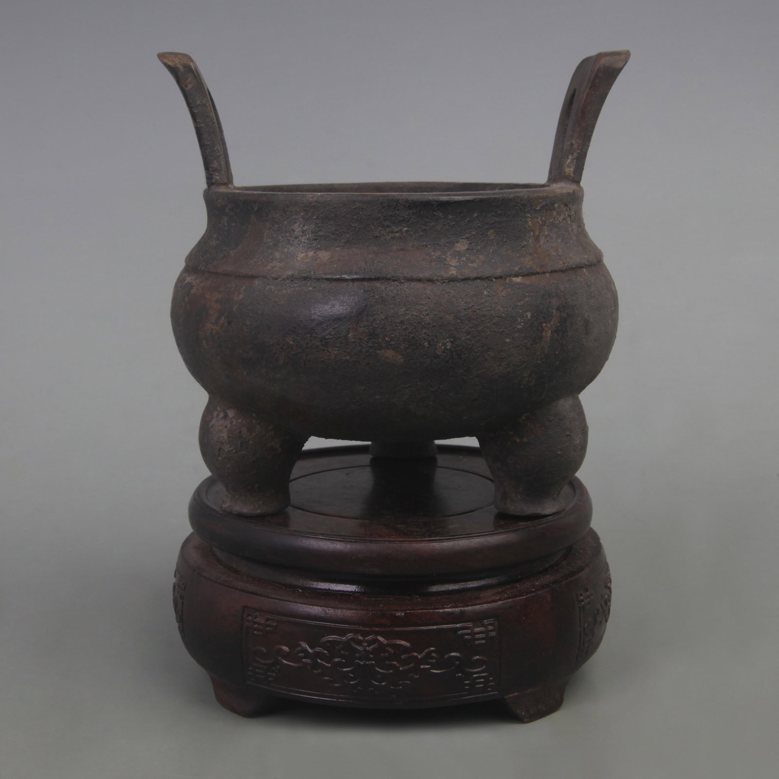 XUAN DE STYLE BRONZE CENSER WITH ELEVATED HANDLES: Ming Dynasty Style; Diameter: 4.7 inch; ???????????????h: 4.5 inch; . Wooden base for display only
