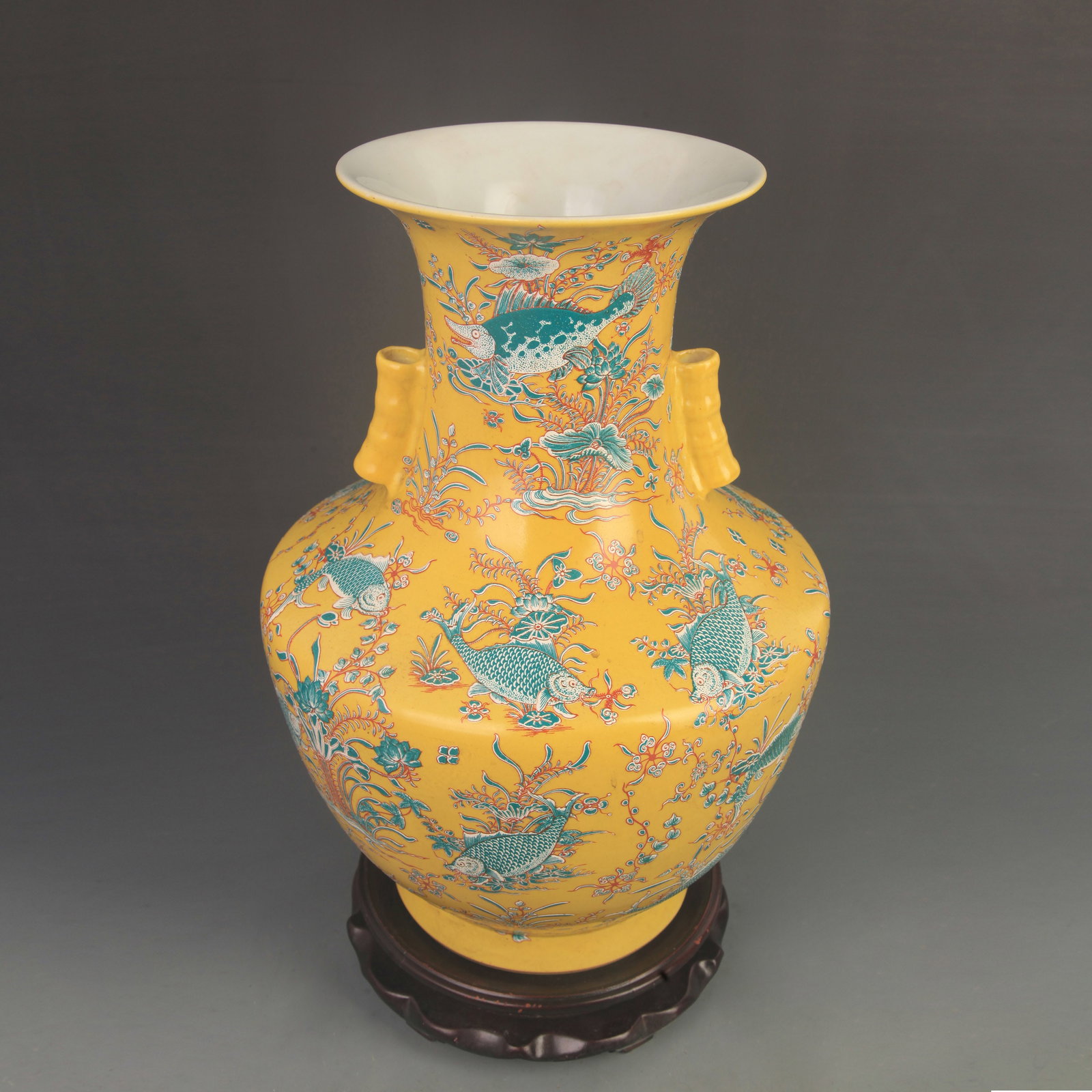 FAMILLE ROSE YELLOW-GROUND VASE WITH FISH AND ALGAE PATTERNS: Qing Dynasty Kang Xi Period; High: 14.0 inch; Diameter: 9.30 inch;. Wooden base for display only