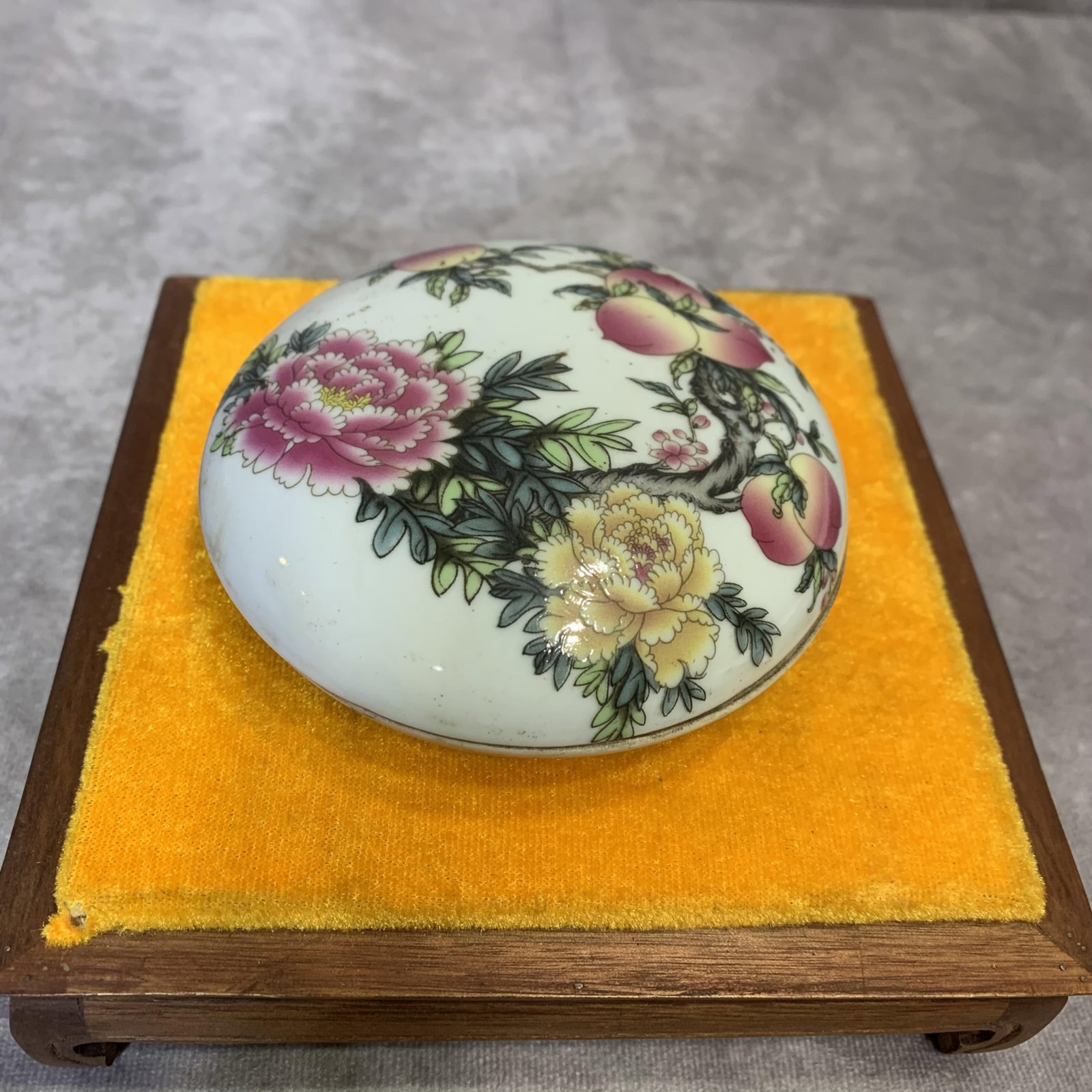 A FINE FAMILLE ROSE FLOWER PATTERN PORCELAIN MAKE UP BOX: Modern; High: 1.6 inch; Diameter: 4.1 inch; wooden base for picture and display purpose only.