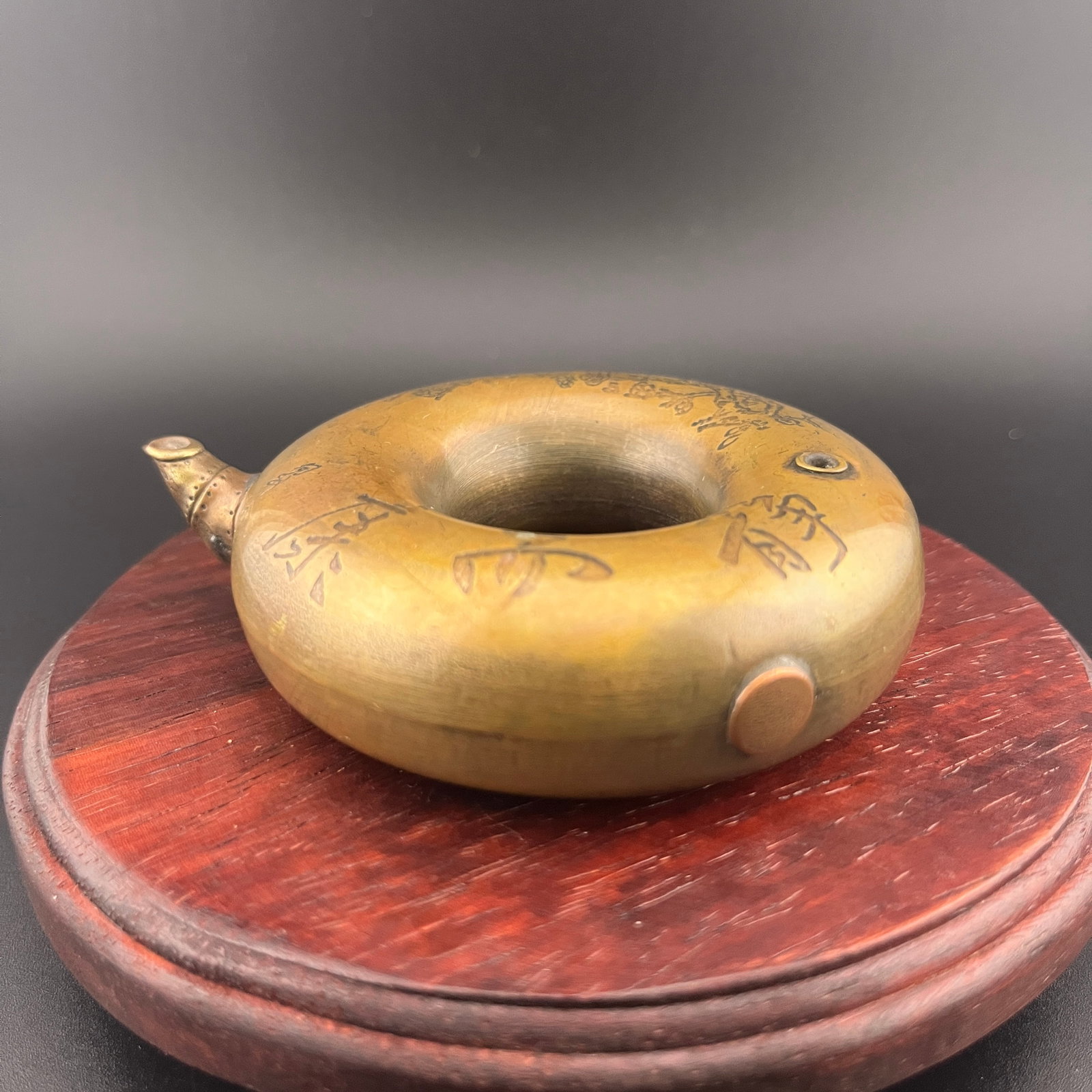 A FINE BRONZE MADE DONUT-FORM SCHOLAR'S WATER DROPPER: Republic Period; Long: 3.7 inch; Width: 3.1 inch; High: 1 inch; wooden base for picture and display purpose only.