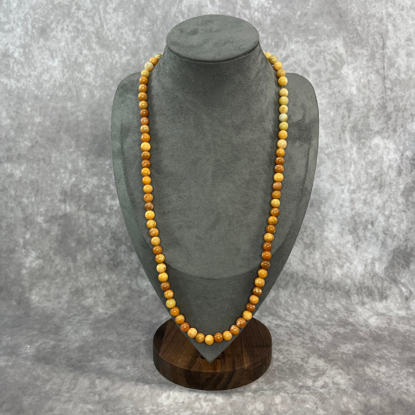 A FINE YELLOW JADE MADE NECKLACE: Modern; Long: 12.8 inch; Diameter: 0.3 inch;