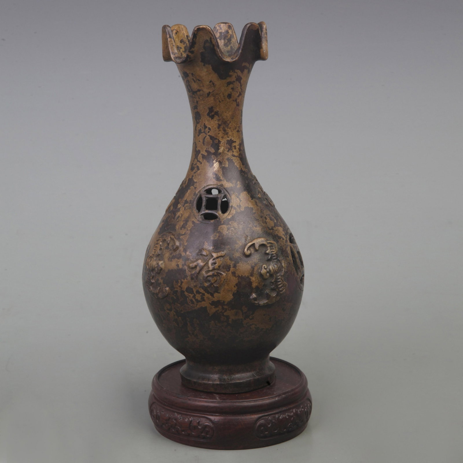 A FINE BRONZE FLOWER PATTERN BOTTLE: Qing Dynasty; Long: 8.0 inch; Width: 4.0 inch; wooden base for picture and display purpose only.