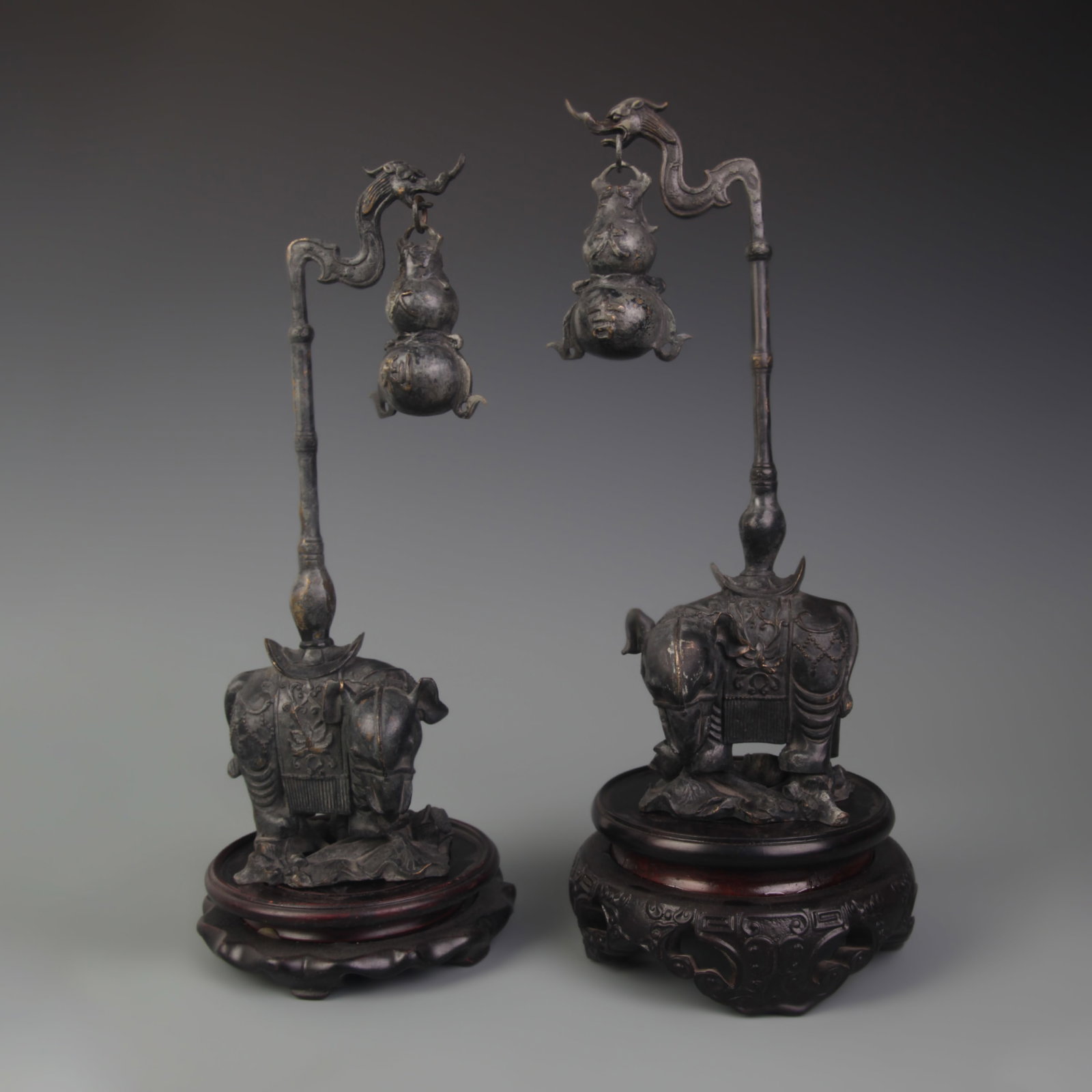 RARE BRONZE ELEPHANT WITH CALABASH FIGURE DISPLAY: 19th Century, High: 11.4 inch; Width: 2.5 inch; Long: 3.2 inch; wooden base for picture and display purpose only.