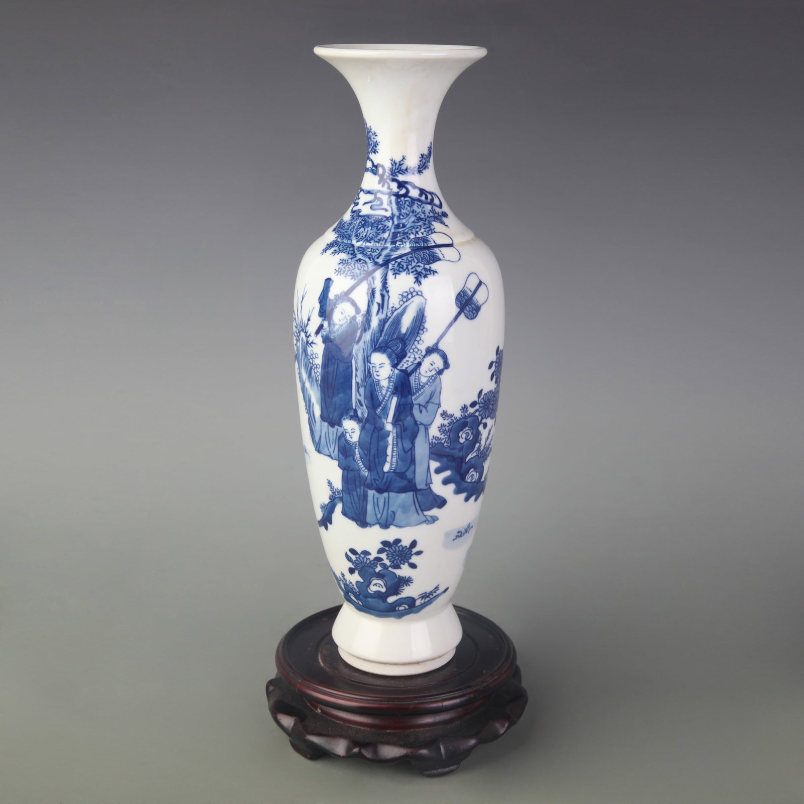 BLUE-AND-WHITE FIGURES PATTERN PORCELAIN VASE: Qing Dynasty Kang Xi Period; Diameter: 3.0 inch; High: 11.5 inch; wooden base for picture and display purpose only.