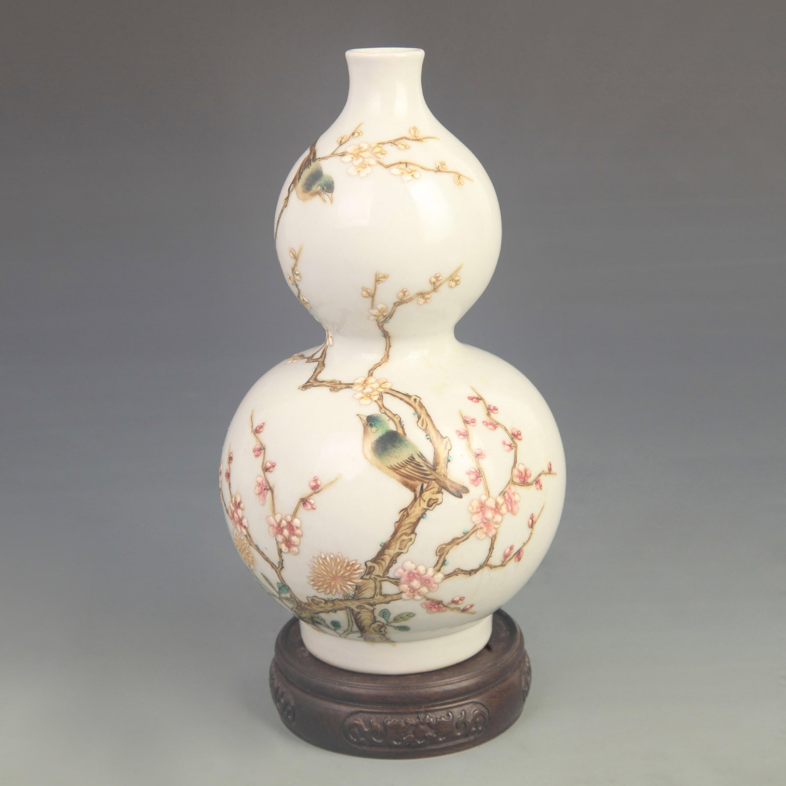 FAMILLE ROSE FLOWER PATTERN GOURD-SHAPED PORCELAIN VASE: Qing Dynasty Qian Long Period; High: 8.80 inch;Diameter: 4.50 inch; wooden base for picture and display purpose only.