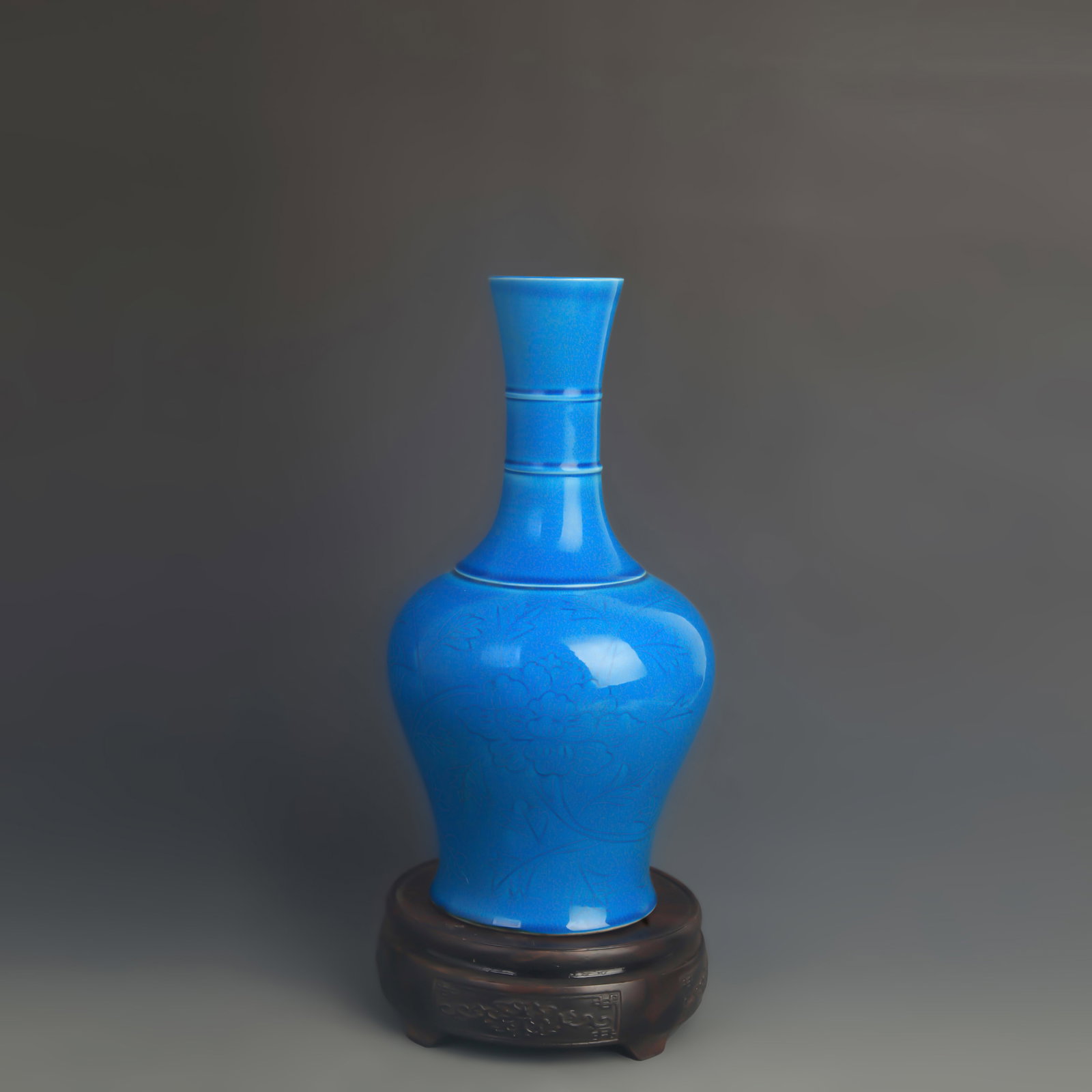 PEACOCK BLUE GLAZE DECORATIVE PORCELAIN VASE: Ming Dynasty Style Hong Zhi Period; High: 10.5 inch; Diameter: 5.50 inch; wooden base for picture and display purpose only.