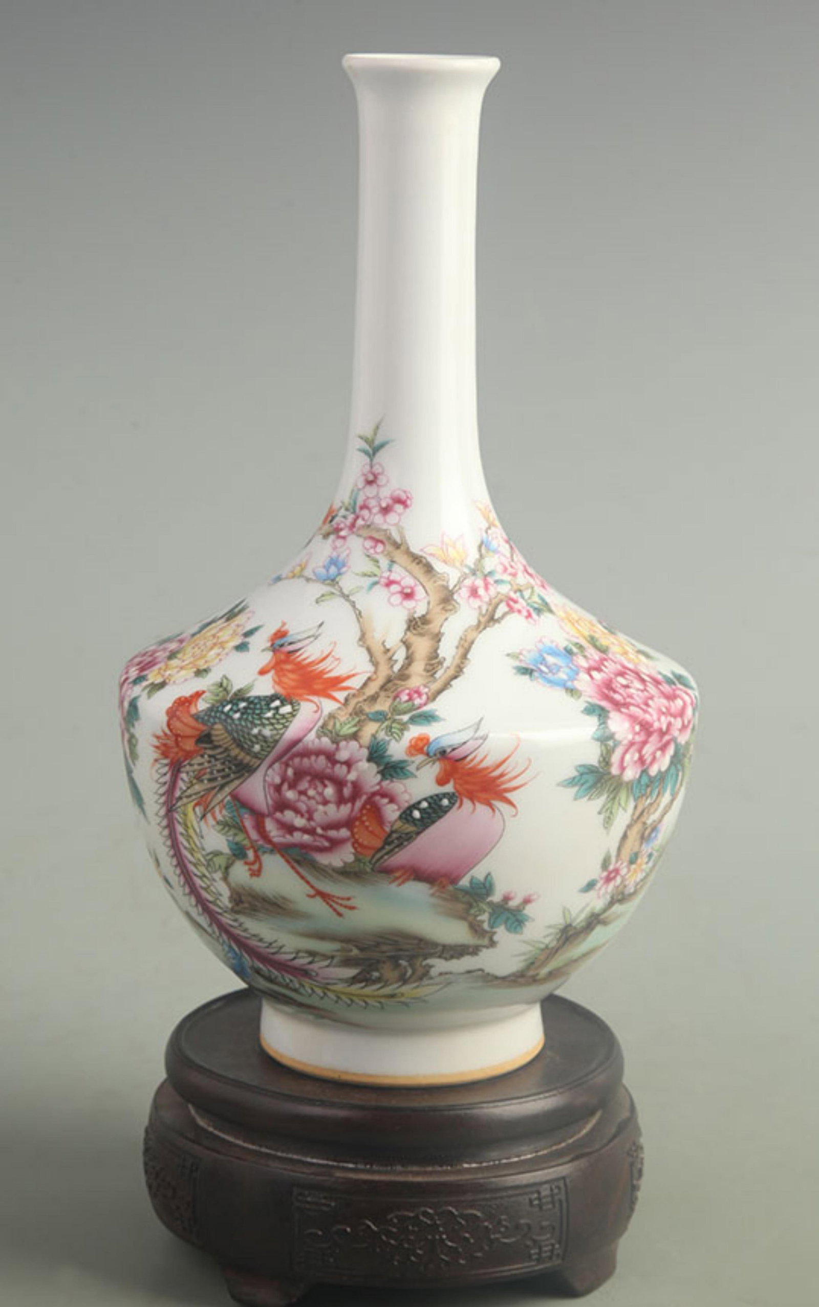 FAMILLE ROSE PHOENIX-AND-FLOWER LONG-NECK VASE: Qing Dynasty Qian Long Period; High: 9.50 inch; Width: 5.00 inch;; wooden base for picture and display purpose only.