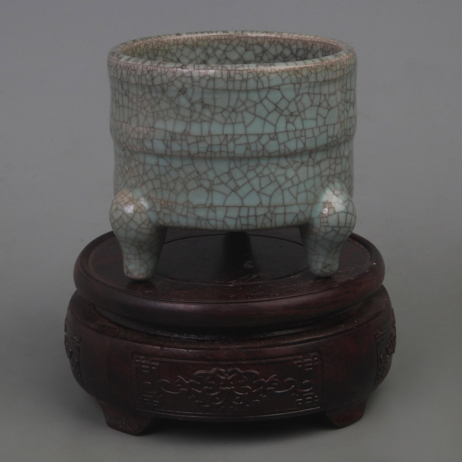 GE WARE PORCELAIN TRIPOD BRUSH WASHER: Song Dynasty Style; Diameter: 3.2 inch; High: 3.0 inch; wooden base for picture and display purpose only.
