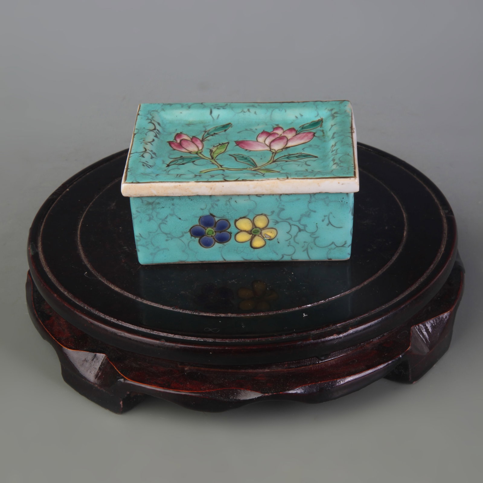 FAMILLE ROSE GREEN GROUND FLOWER PATTERN INK BOX: Qing Dynasty; Long: 3.5 inch; Width: 2.7 inch; High: 1.5 inch; wooden base for picture and display purpose only.