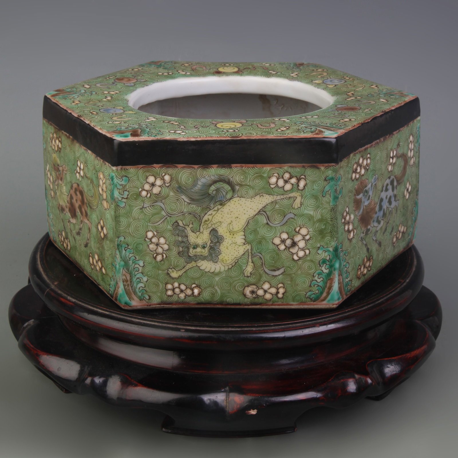 A CHINESE FAMILLE VERTE 'MYTHICAL BEASTS' HEXAGONAL PLANTER: Qing Dynasty Kang Xi Period; Width: 8.5 inch; High: 3.6 inch; wooden base for picture and display purpose only.