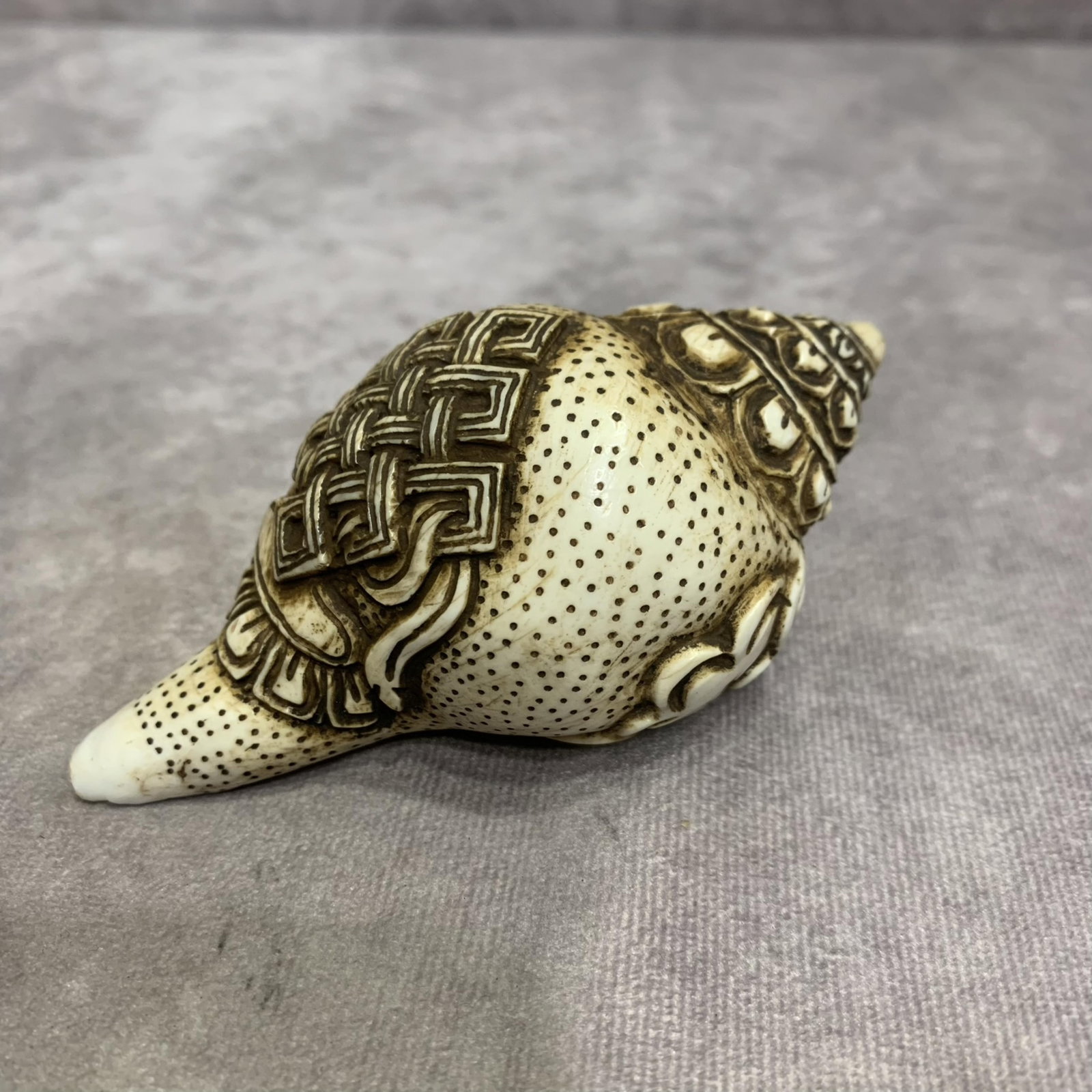 A FINELY CARVED TIBETAN BUDDHISM CONCH (1 of 7)