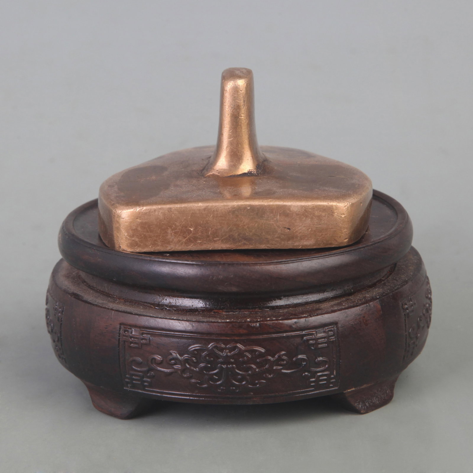 A FINE TIBETAN BUDDHISM BRONZE MOLD: Qing Dynasty, Diameter: 3.3 inch; High: 2.3 inch; wooden base for picture and display purpose only.