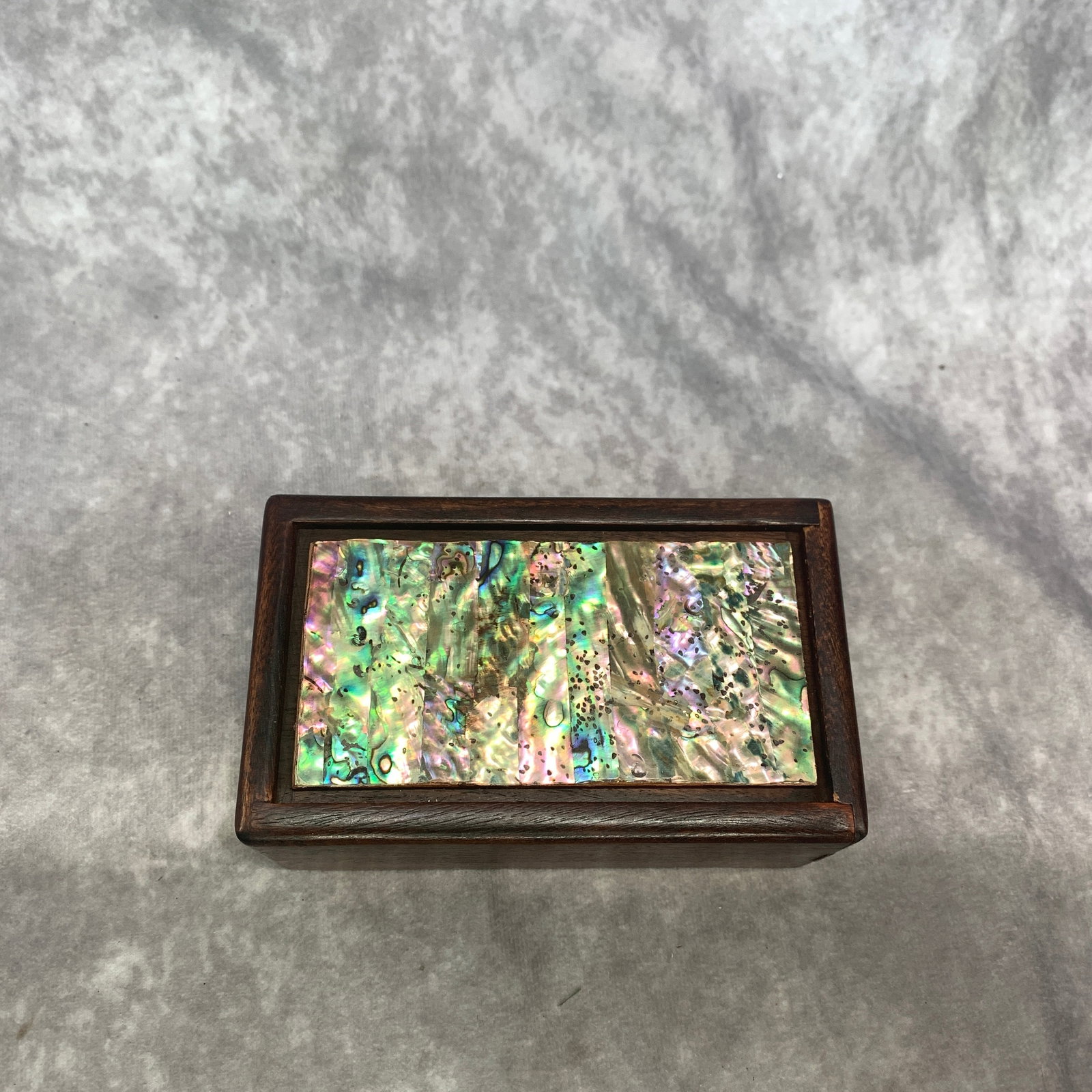 ABALONE SHELL INLAID HARDWOOD SMALL JEWELLERY BOX: Modern; Long: 5.5 inch; Width: 3.3 inch; High: 2.3 inch;