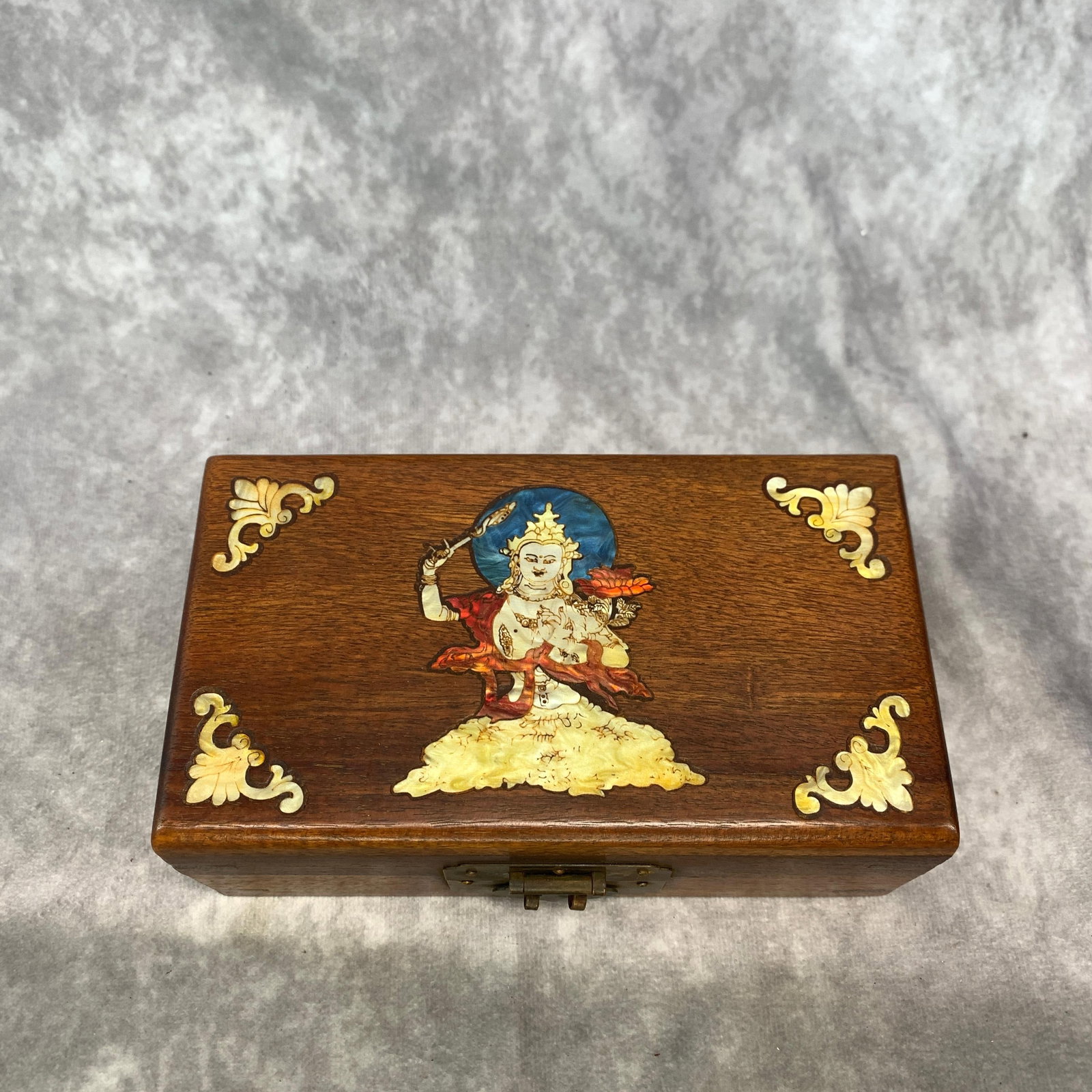 A CHINESE MOTHER-OF-PEARL AND HARDSTONE INLAID 'MANJUSHRI' RECTANGULAR BOX: Modern; Long: 6.34 inch; Width:3.73 inch; High: 2.53 inch;