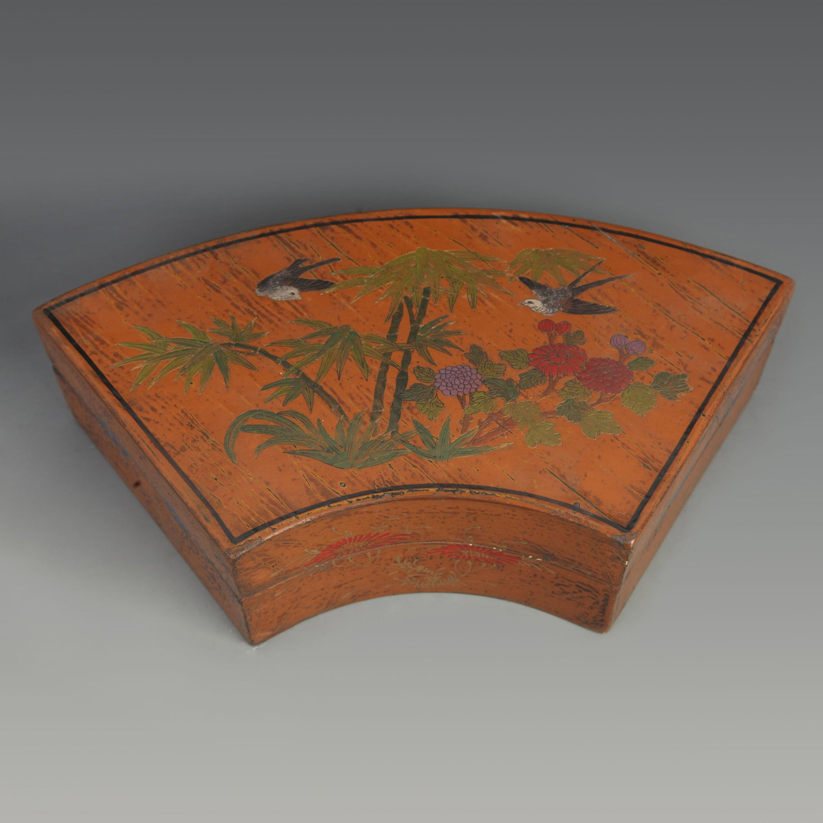 A GILT LACQUER FLOWER FAN SHAPES WOODEN BOX: Qing Dynasty, High: 3.50 inch; Width: 6.00 inch; Long: 13.25 inch;