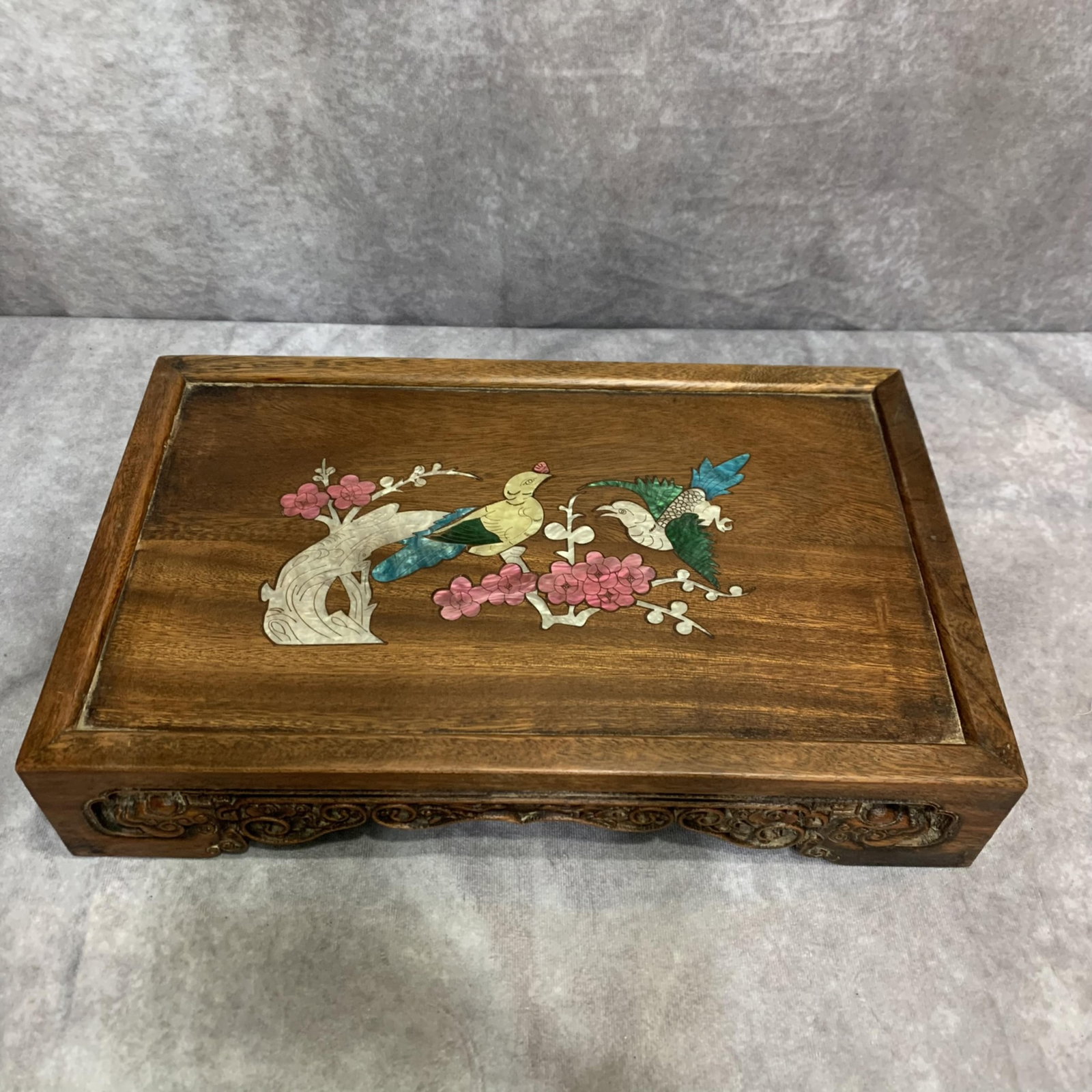 A FINE SMALL BOXWOOD TABLE INLAID WITH MOTHER-OF-PEARL: Modern; High: 15.75 inch; Width: 10.0 inch; Long: 3.0 inch;