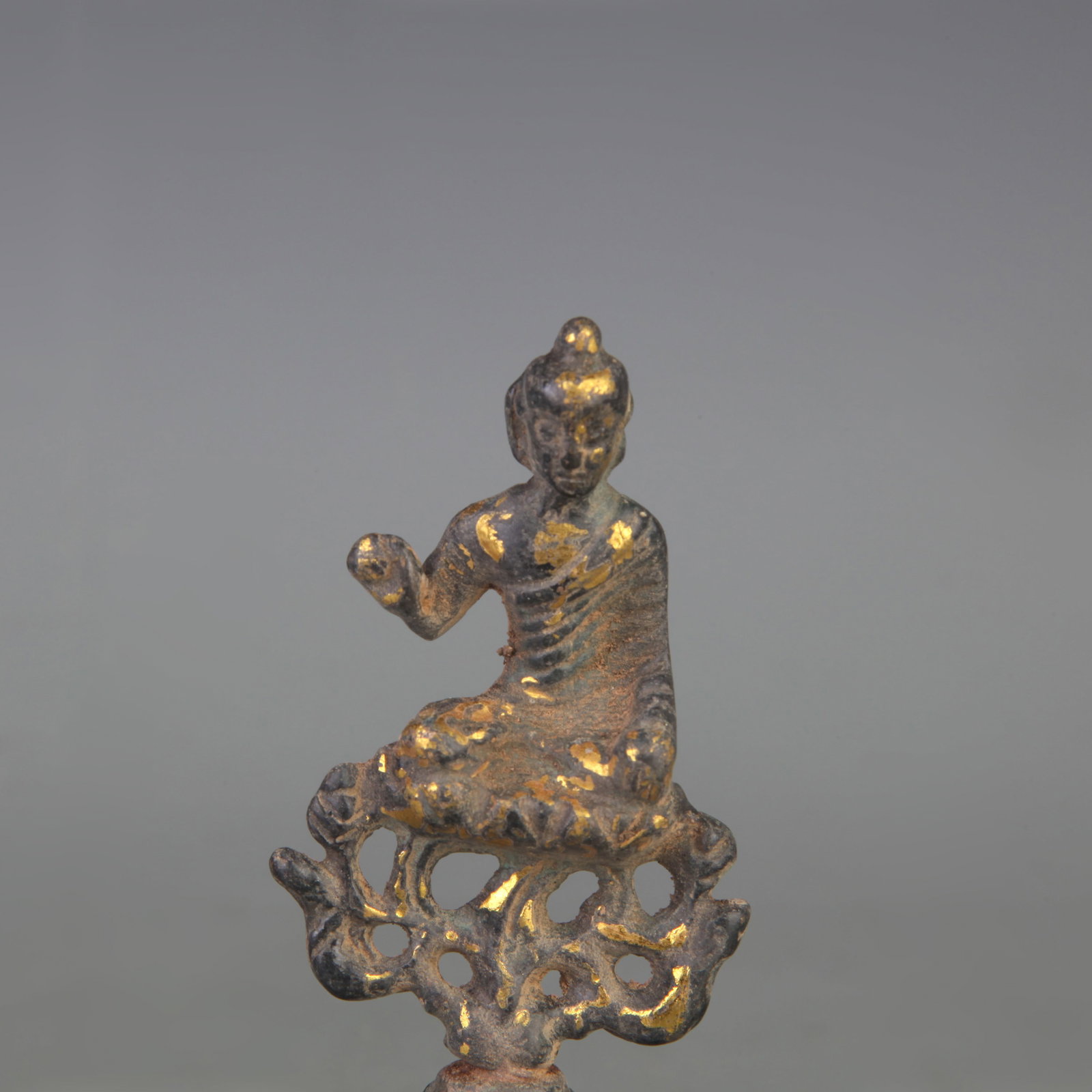 A SMALL BRONZE TIBETAN BUDDHIST STATUE - 2