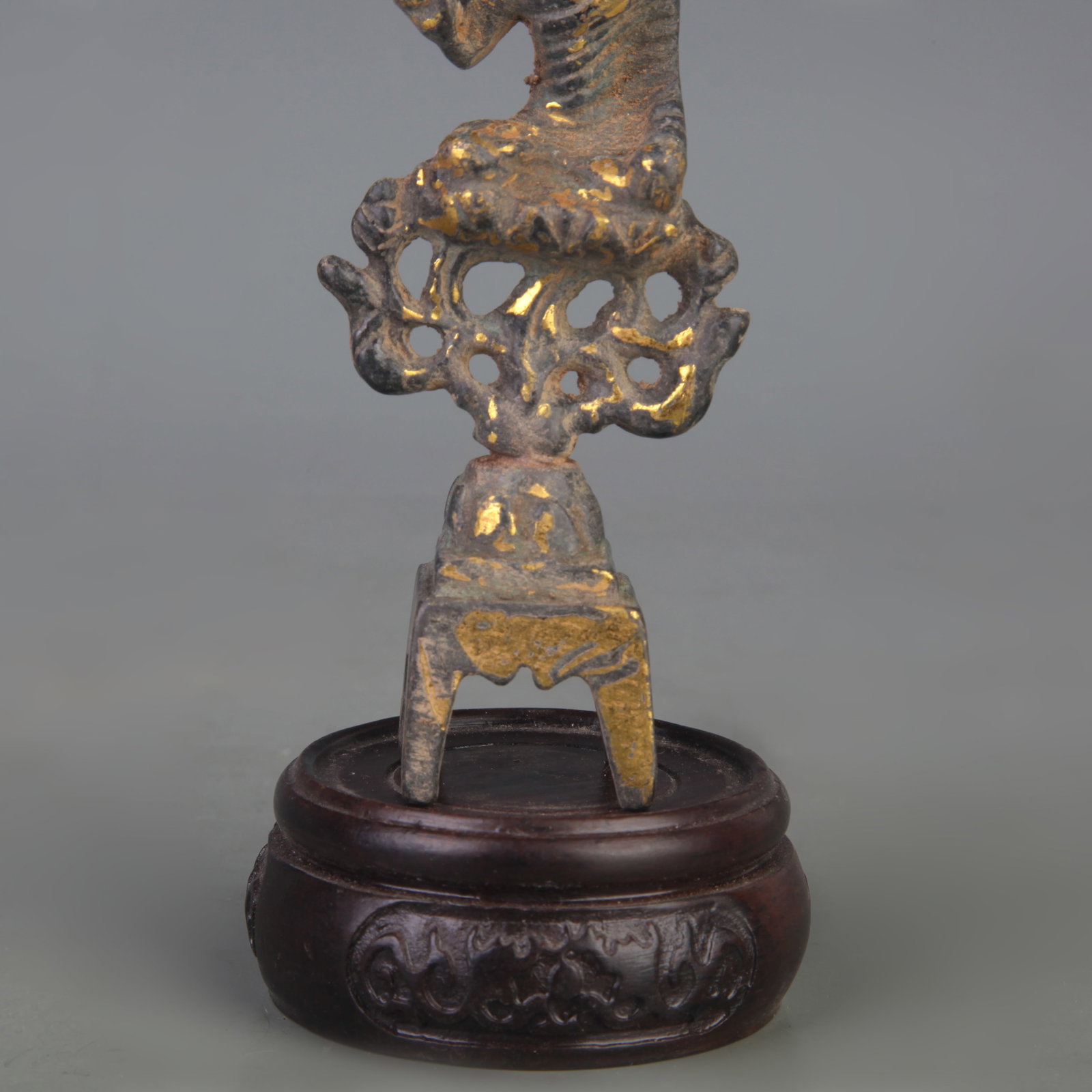 A SMALL BRONZE TIBETAN BUDDHIST STATUE - 3