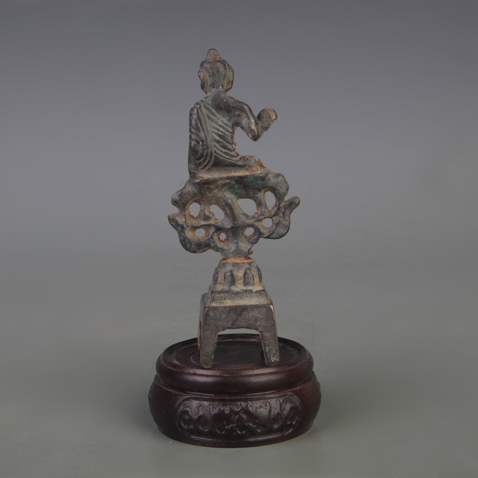A SMALL BRONZE TIBETAN BUDDHIST STATUE - 4