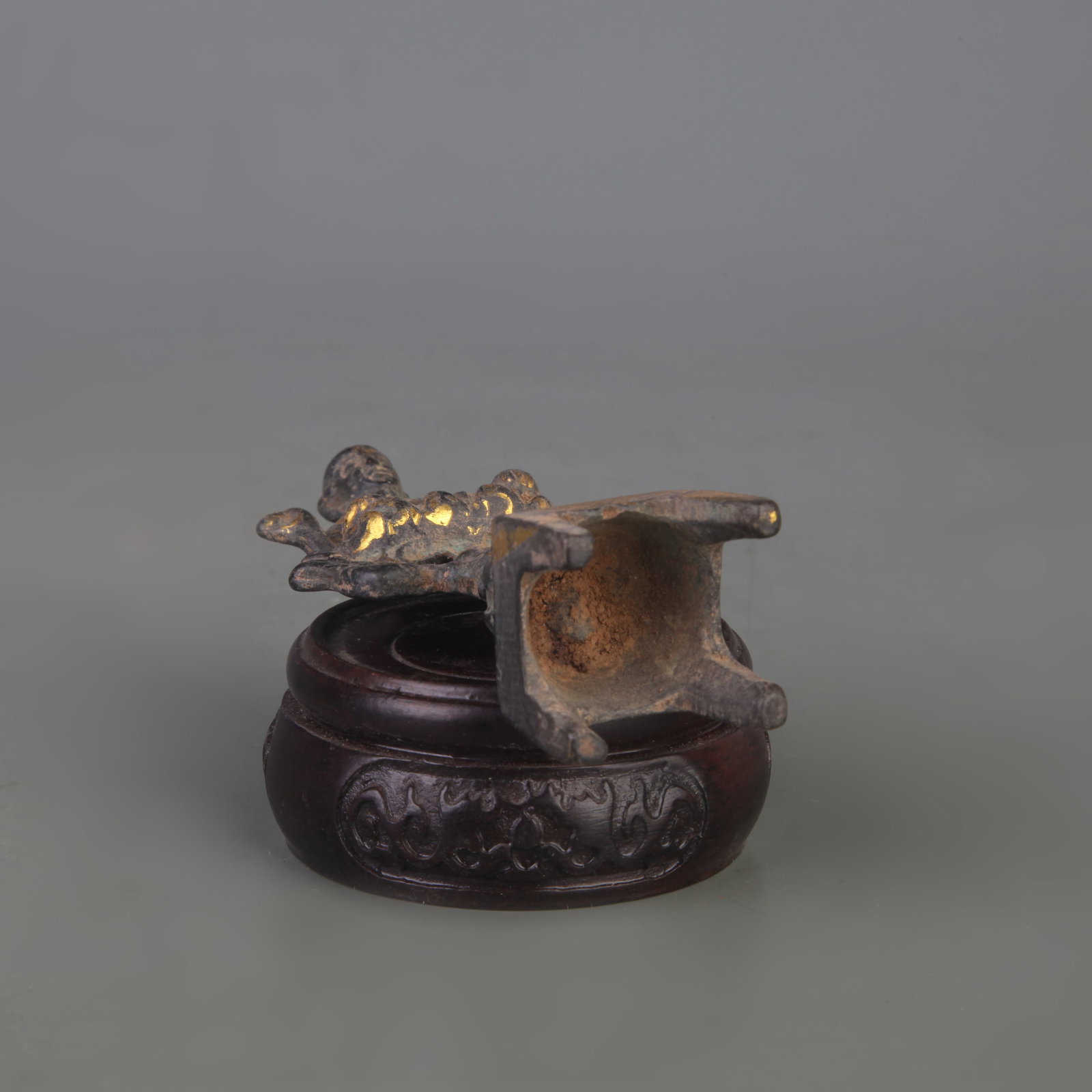 A SMALL BRONZE TIBETAN BUDDHIST STATUE - 5
