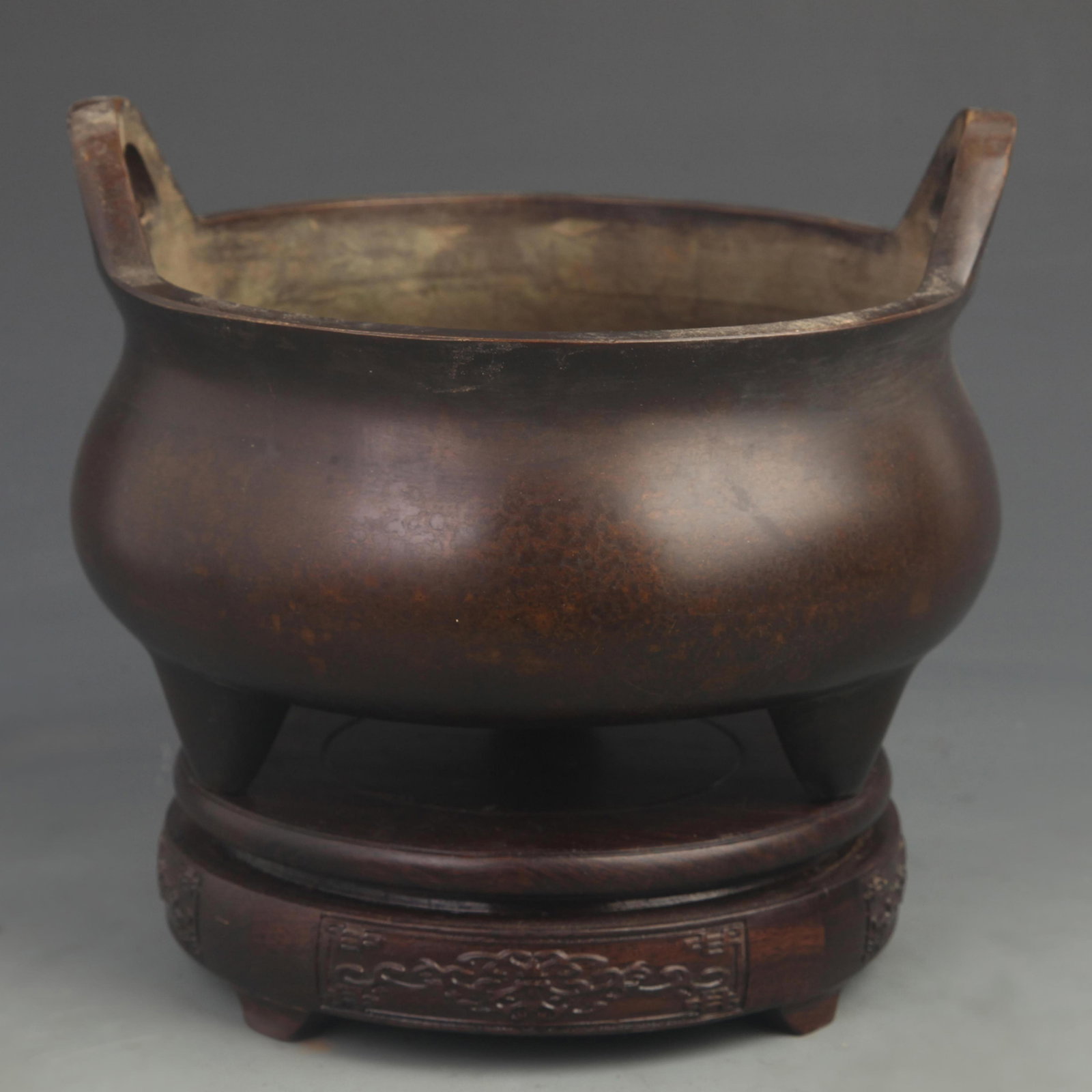 A FINE BRONZE DOUBLE EAR THREE FOOT BRONZE CENSER: 20th Century; High: 5.75 inch; Diameter: 8.00 inch; wooden base for picture and display purpose only.