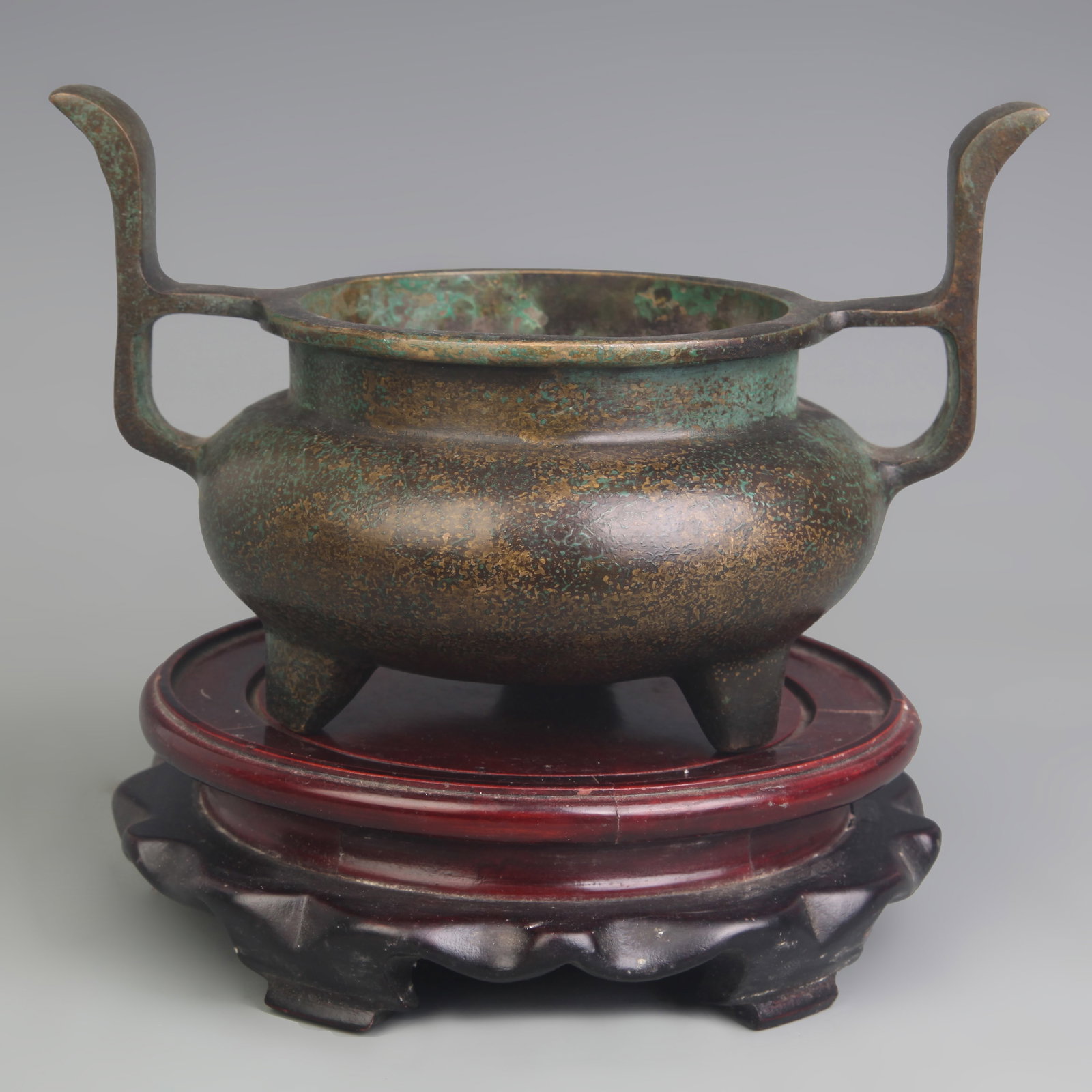 A FINE DOUBLE-EARED THREE-LEGGED BRONZE INCENSE BURNER: Qing Dynasty; Diameter: 4.6 inch; Width: 7.8 inch; High: 5.0 inch; wooden base for picture and display purpose only.