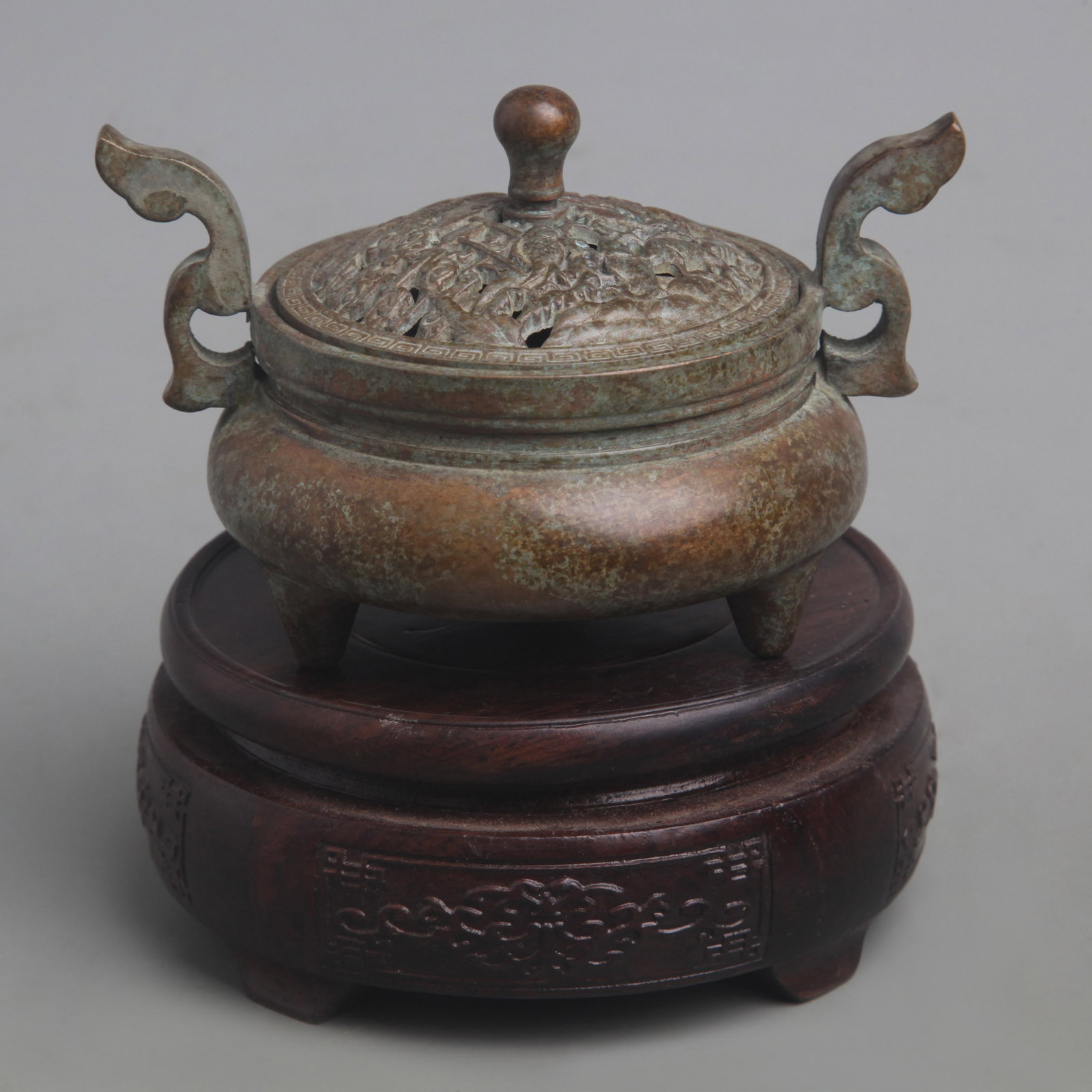 A FINELY CARVED BRONZE INCENSE BURNER: Ming Dynasty Style; Diameter: 4.8 inch; High: 3 inch; wooden base for picture and display purpose only.