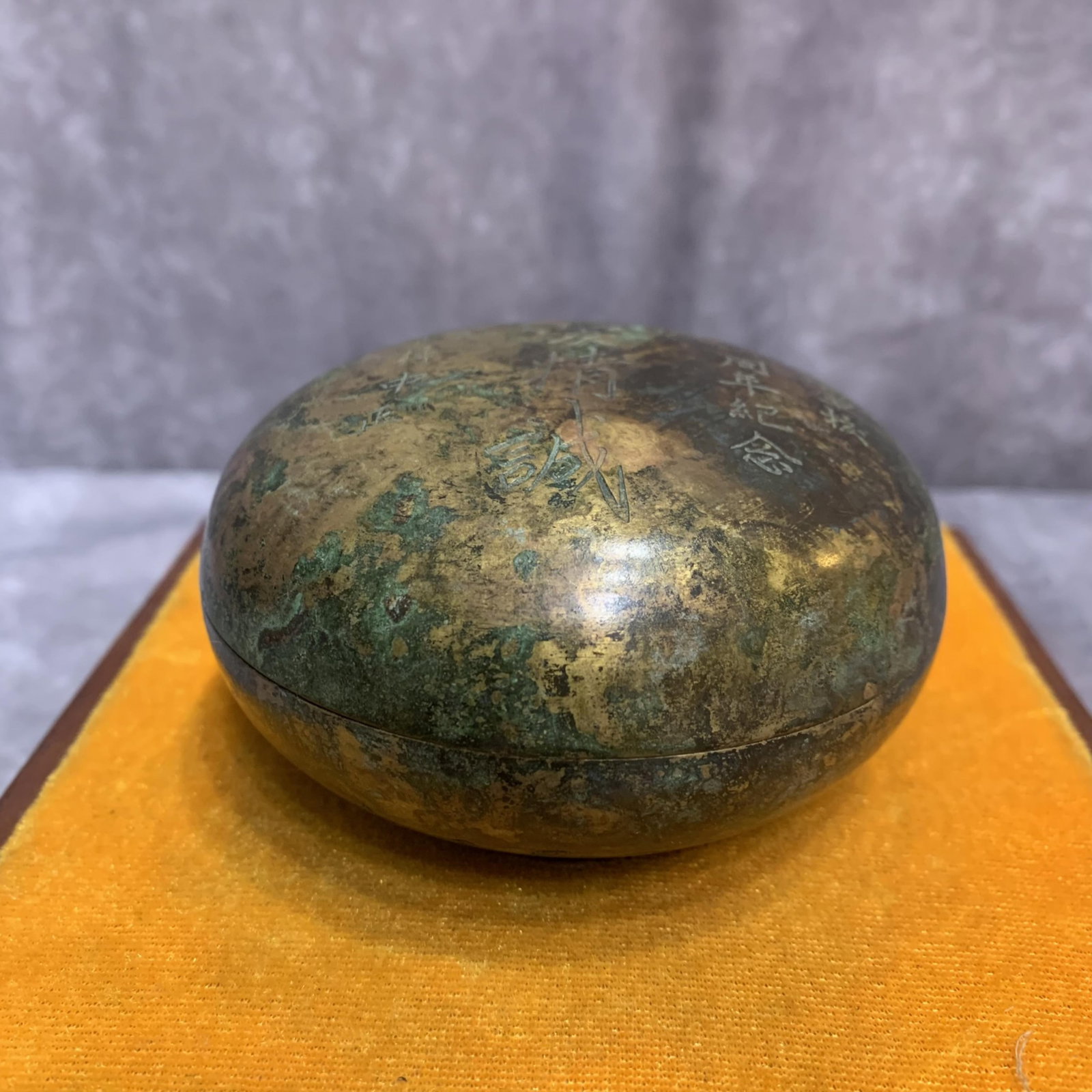 A FINELY CARVED ROUND BRONZE BOX: Modern, High: 2.1 inch; Diameter: 3.7 inch; wooden base for picture and display purpose only.