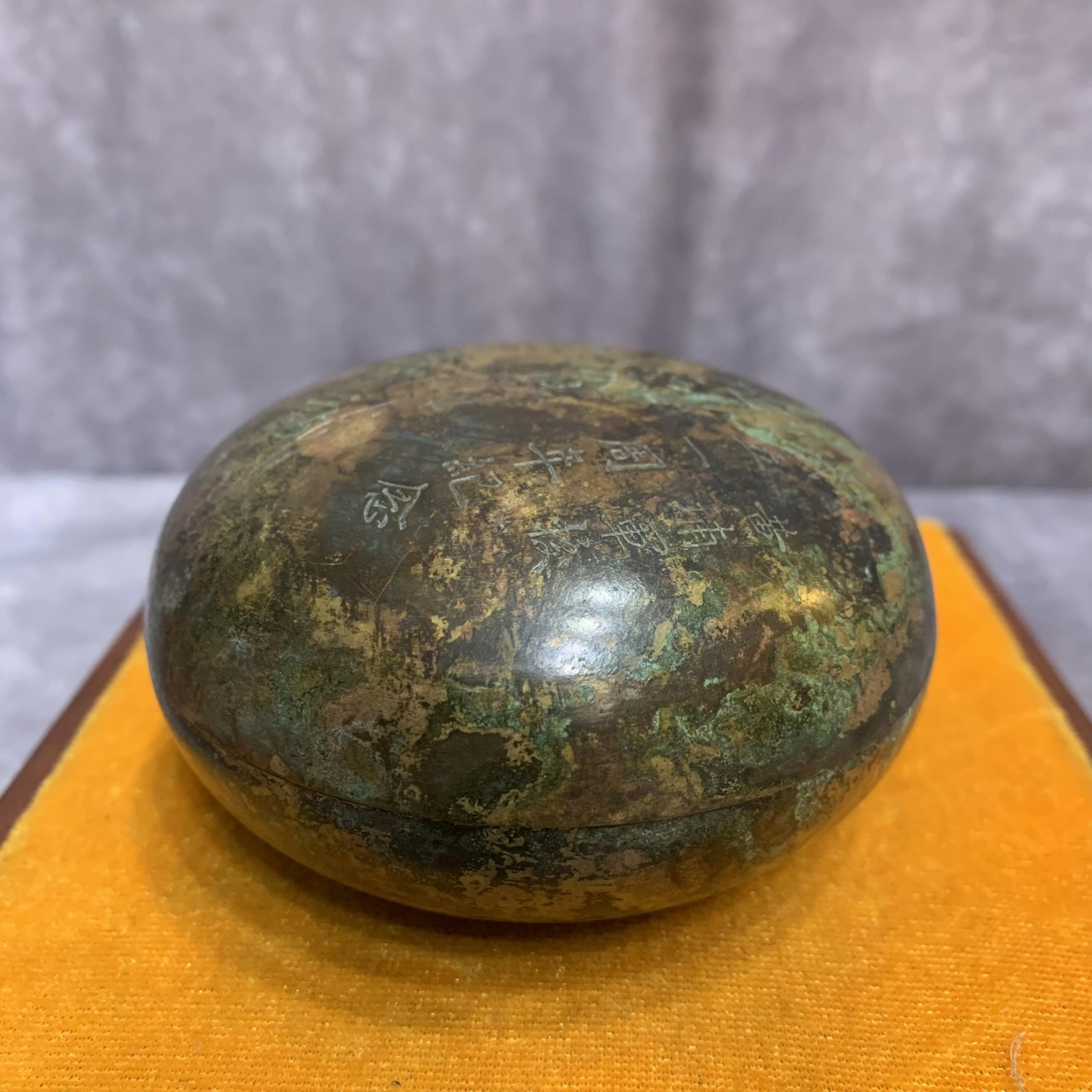 A FINELY CARVED ROUND BRONZE BOX - 2