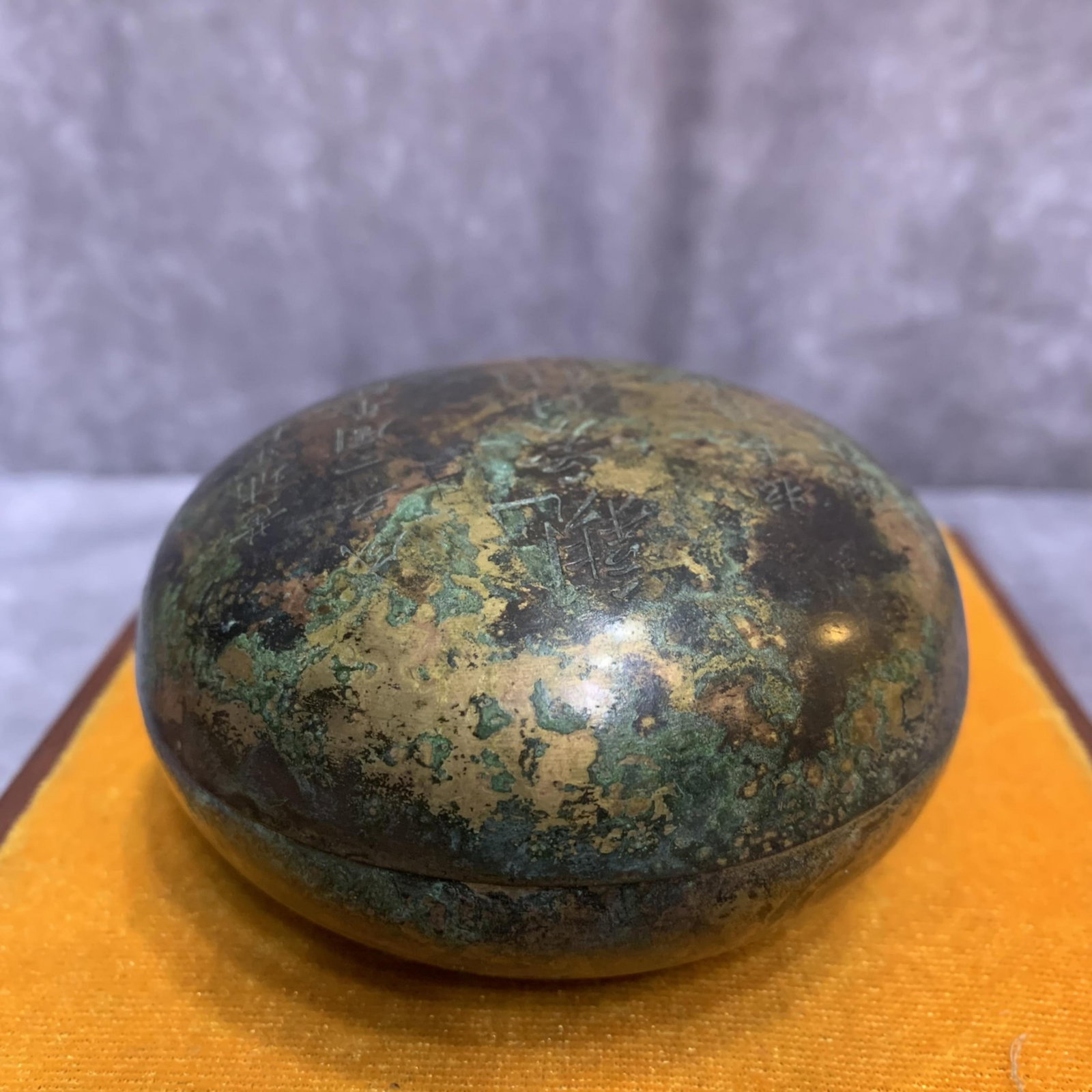 A FINELY CARVED ROUND BRONZE BOX - 3