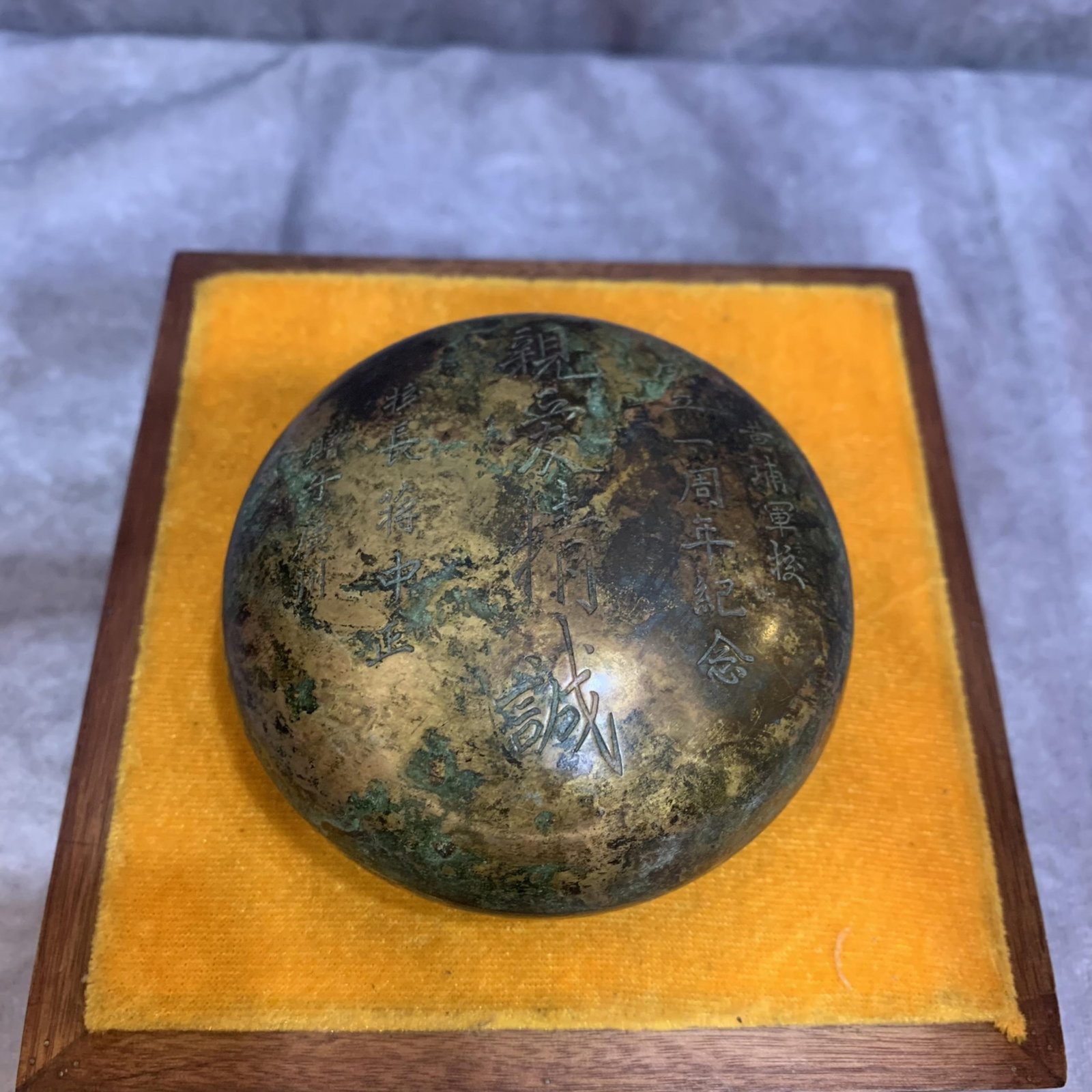 A FINELY CARVED ROUND BRONZE BOX - 4
