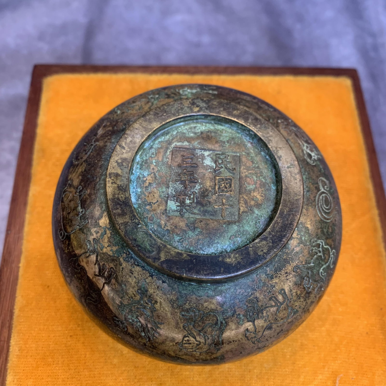 A FINELY CARVED ROUND BRONZE BOX - 6