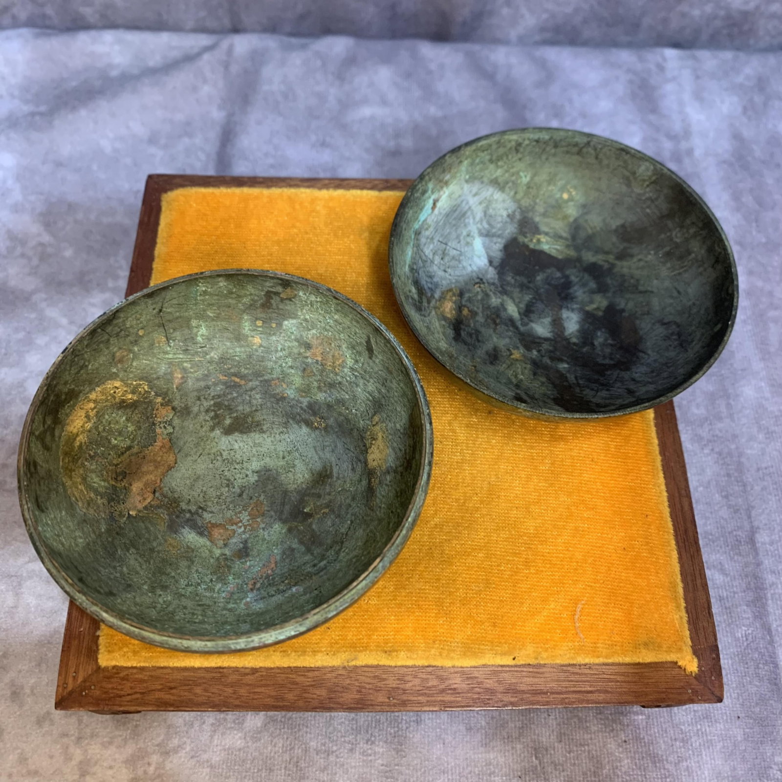 A FINELY CARVED ROUND BRONZE BOX - 7