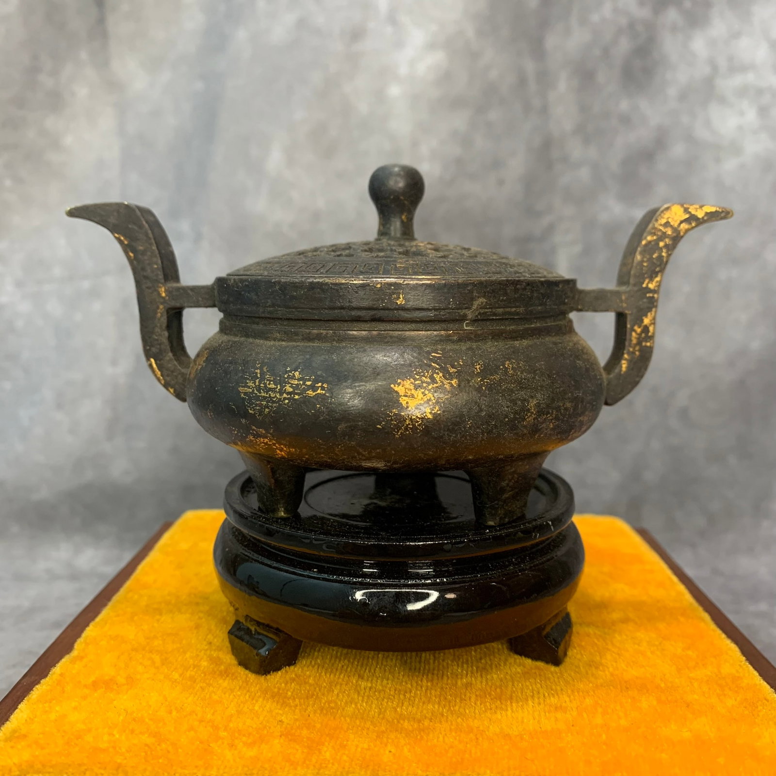 A FINE BRONZE LARGE UPRIGHT HANDLE TRIPOD CENSER: 19th Century; High: 2.6 inch; Diameter: 3.6 inch; Long: 5.6 inch; wooden base for picture and display purpose only.