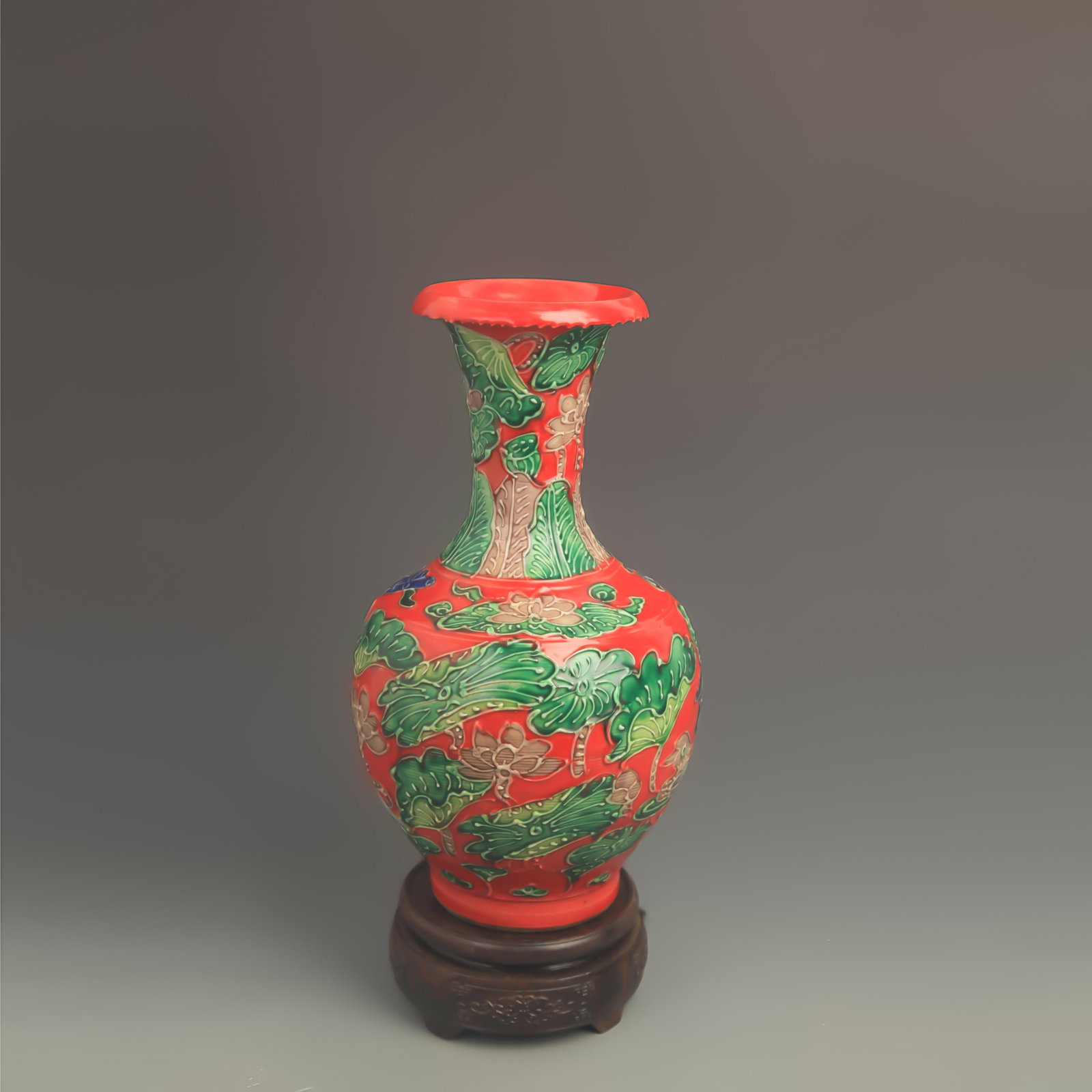 FAMILLE VERTE RED-GLAZED ROLLED-MOUTH PORCELAIN VASE: Ming Dynasty Hong Zhi Period; High: 11.0 inch; Diameter: 6.00 inch; wooden base for picture and display purpose only.