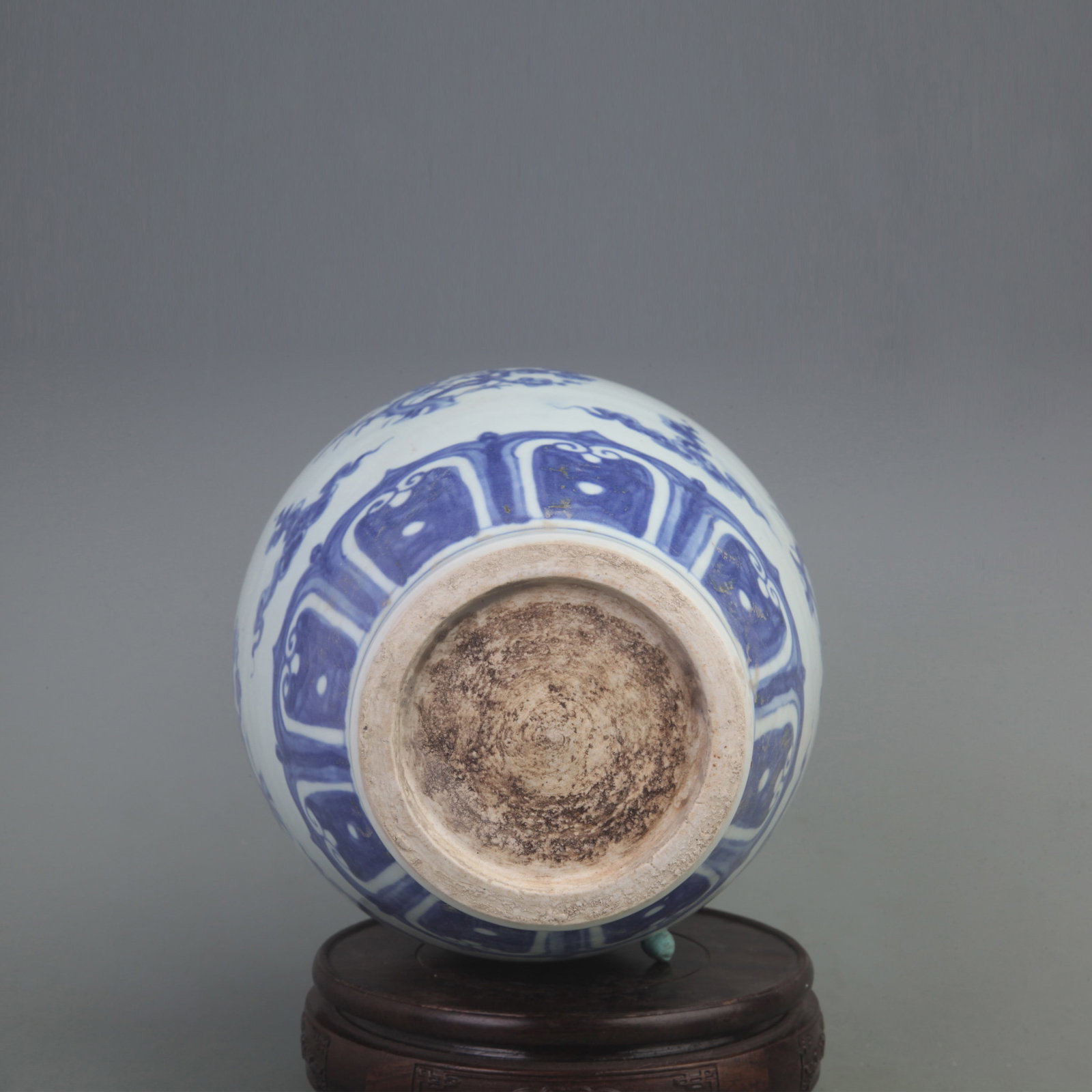 BLUE AND WHITE PINE TREE PATTERN PORCELAIN VASE - 6