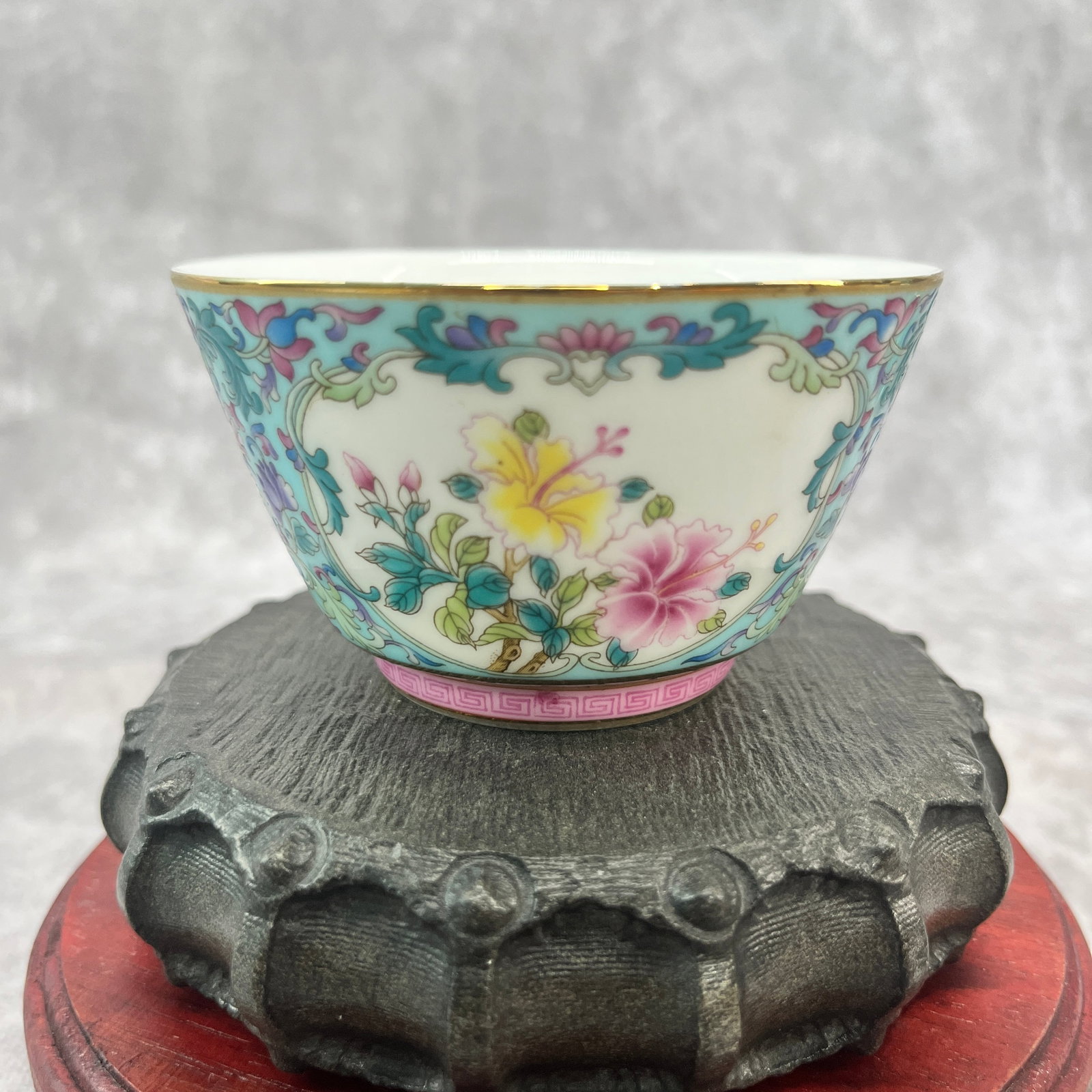 TURQUOISE-GROUND FAMILLE-ROSE AND GILT-RIMMED 'HIBISCUS CARTOUCHE' CUP: Qing Dynasty; High: 1.9 inch; Diameter: 3.35 inch; wooden base for picture and display purpose only.